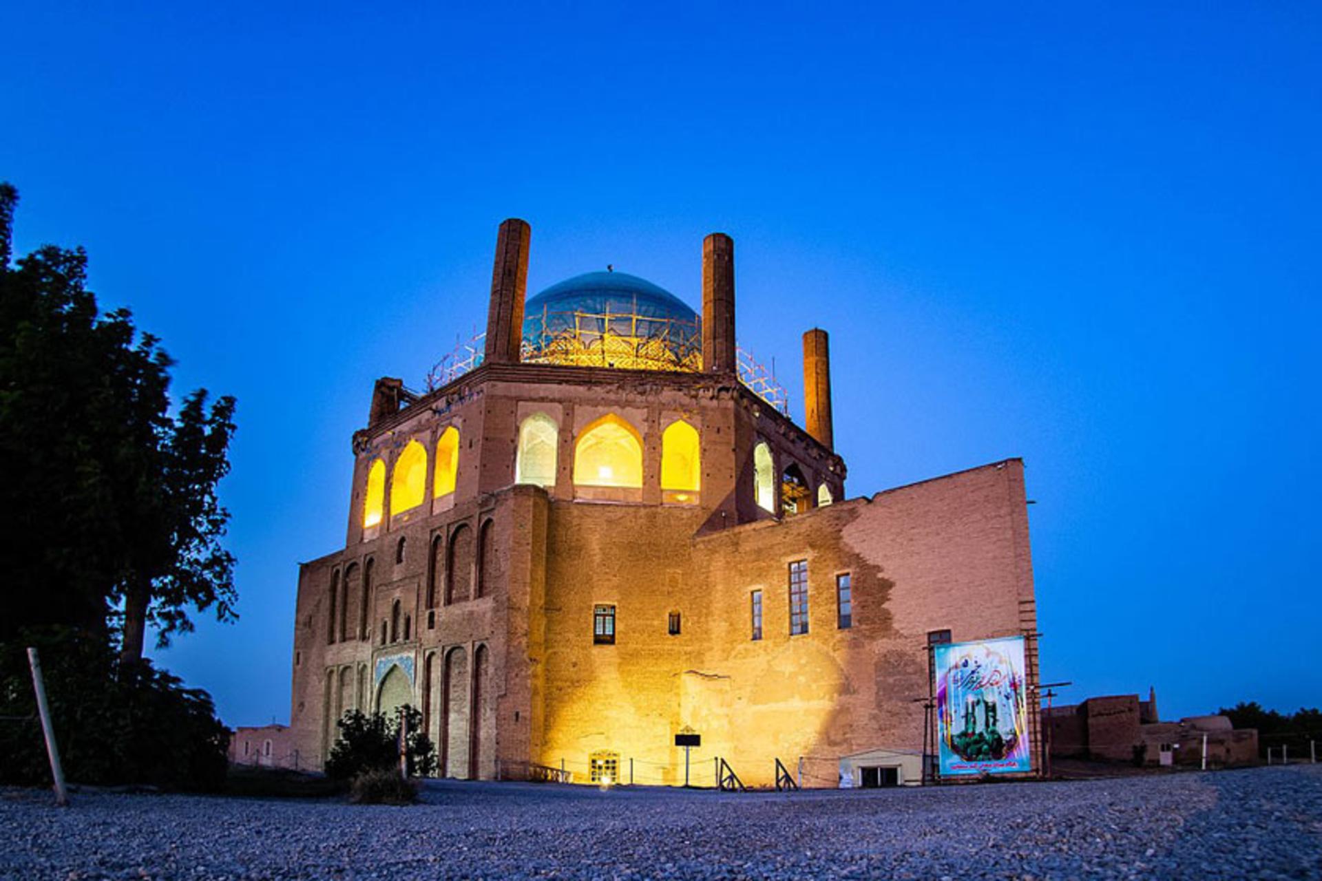 گنبد سلطانیه در شب