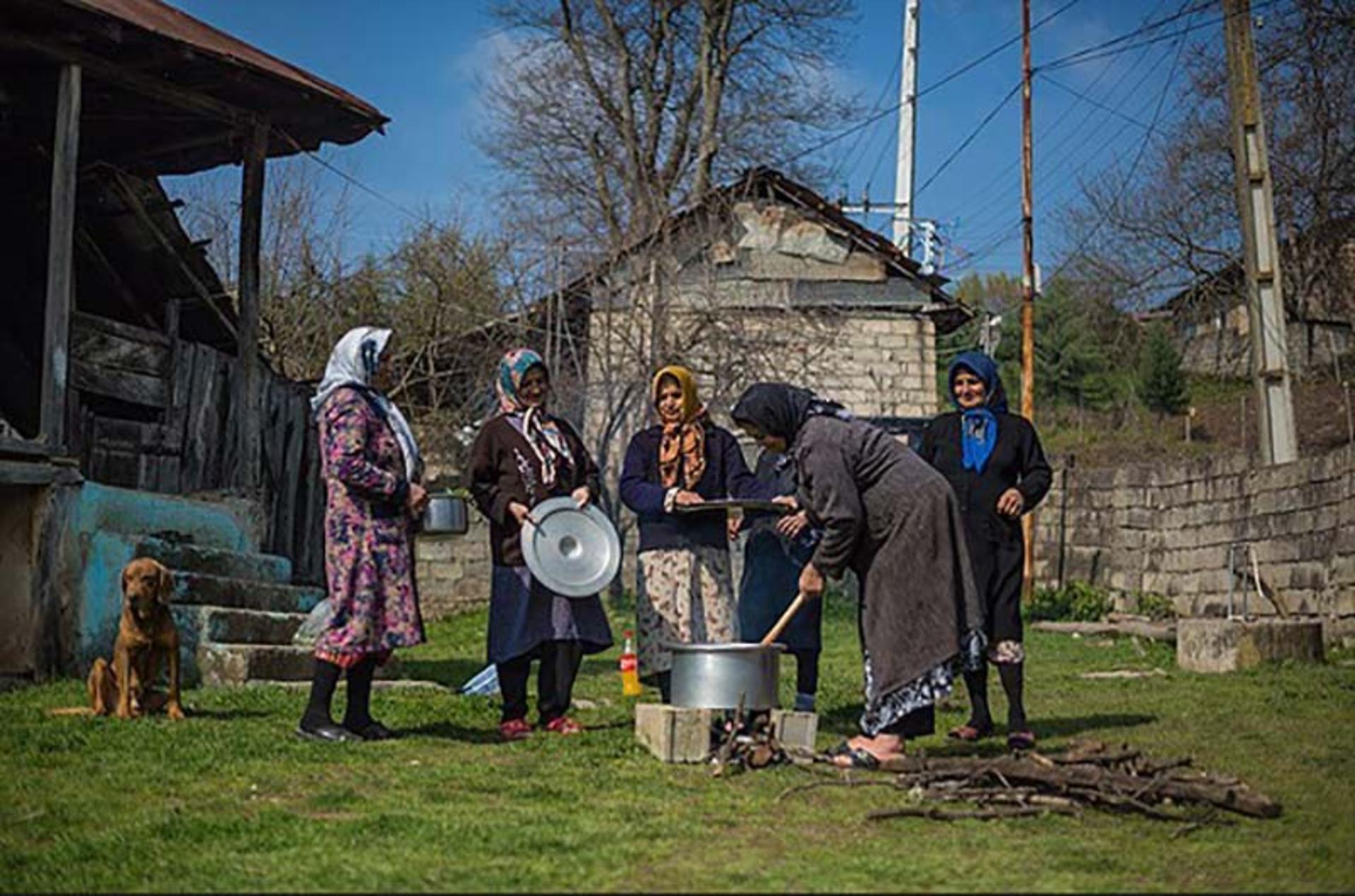 پختن آش چهارشنبه سوری در حیاط