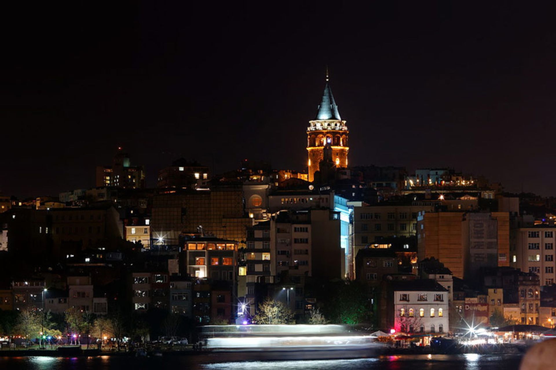 چشم‌انداز شبانه از برج گالاتا در استانبول