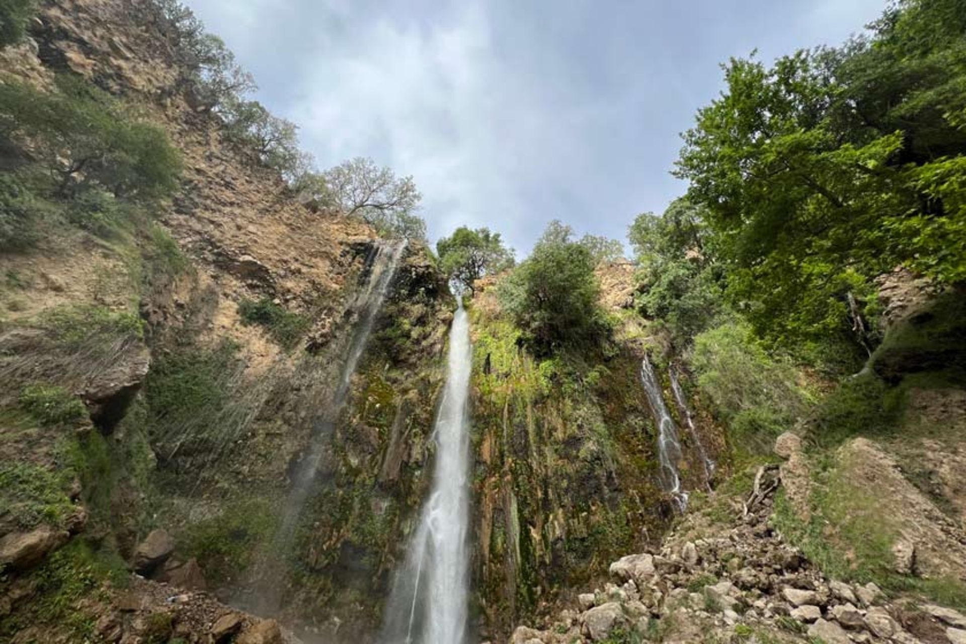 چشم‌اندازی از آبشار شیوند و آسمان ابری
