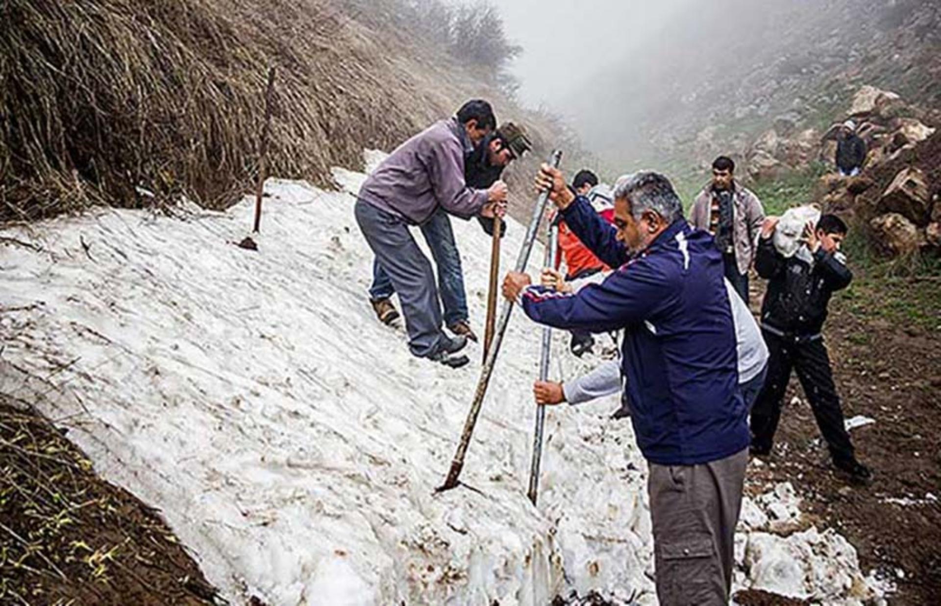 کندن برف کوهستان برای برف چال  