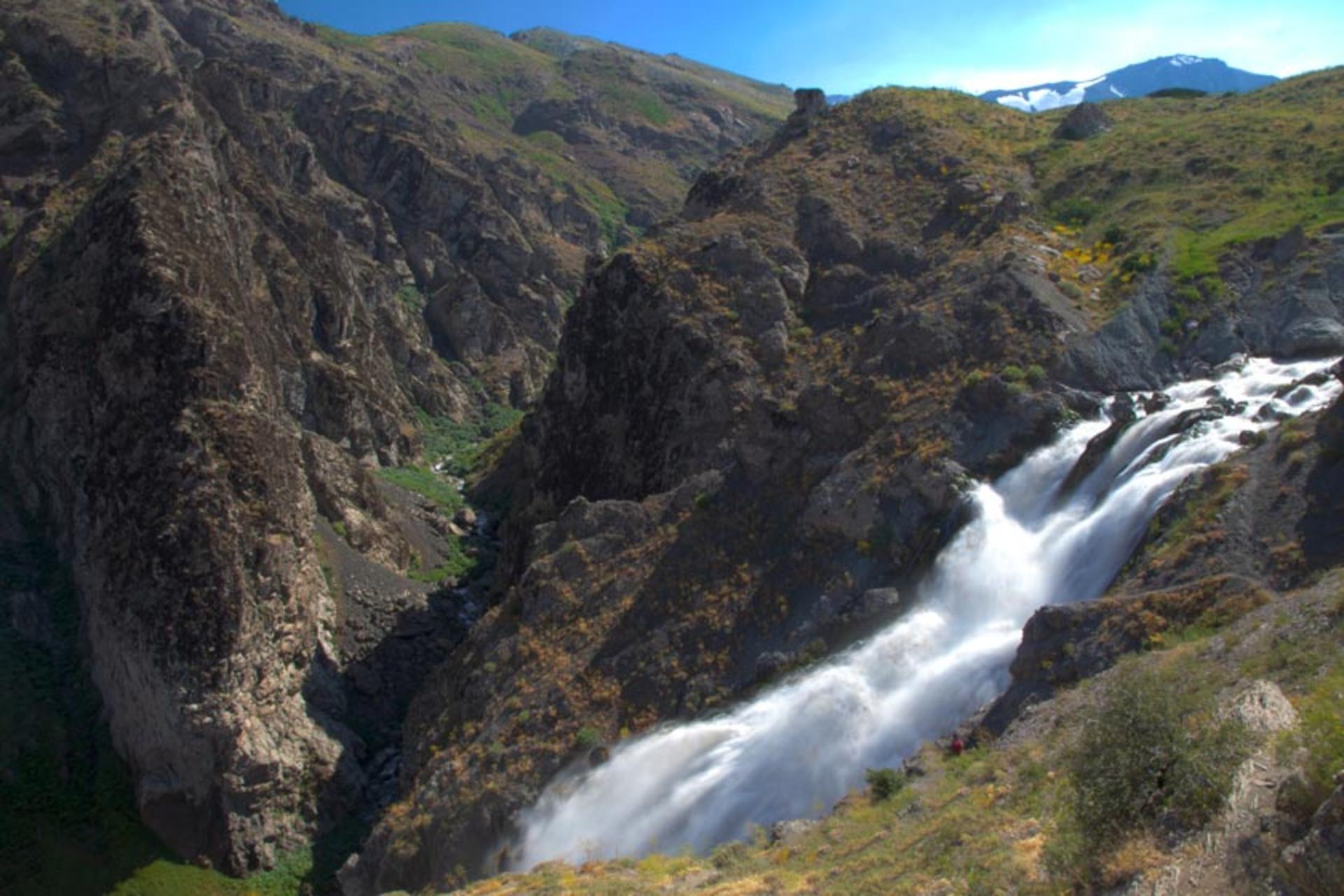 جریان خروشان آب در آبشار سوله دوکل