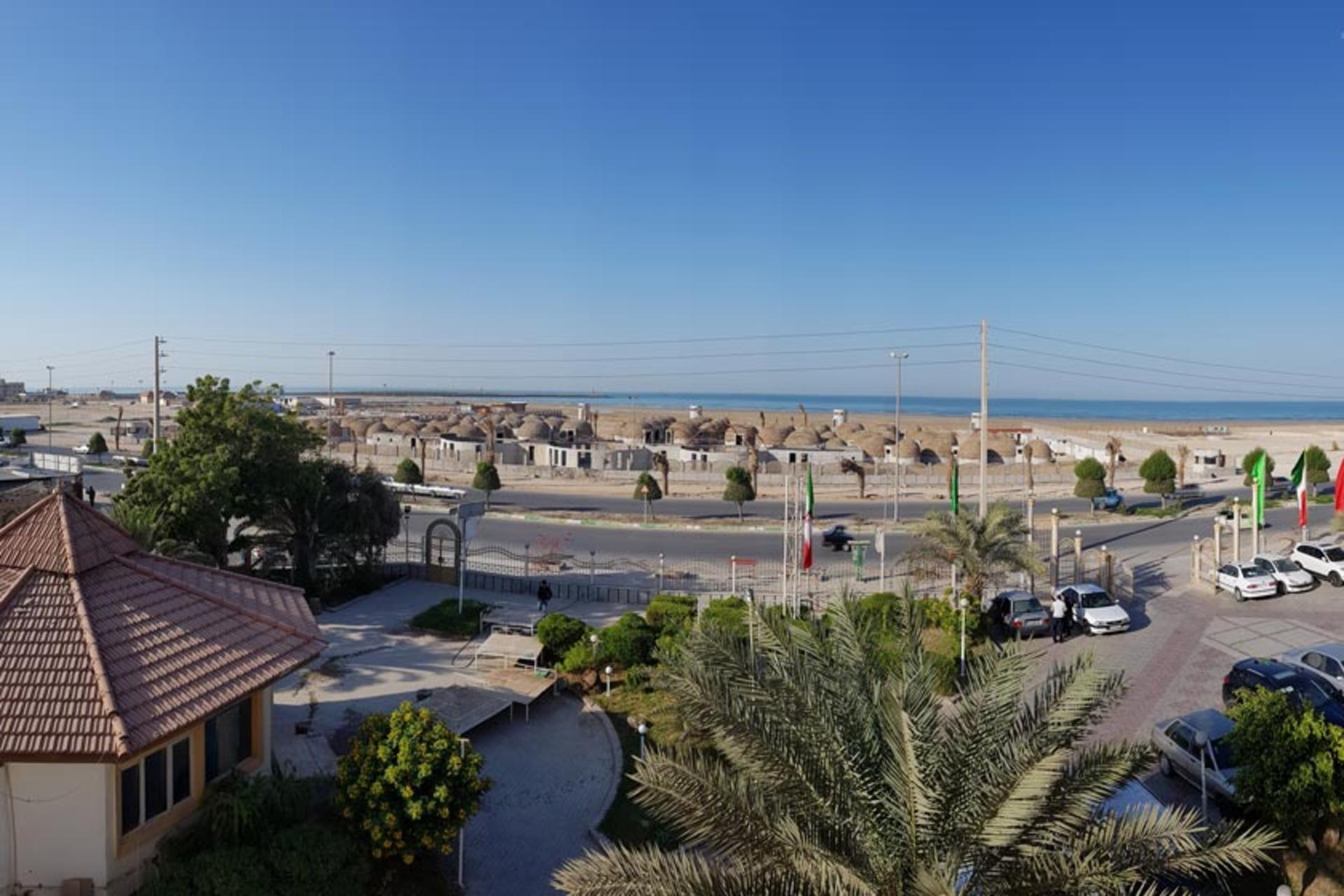 نمایی از ساحل بندر گناوه