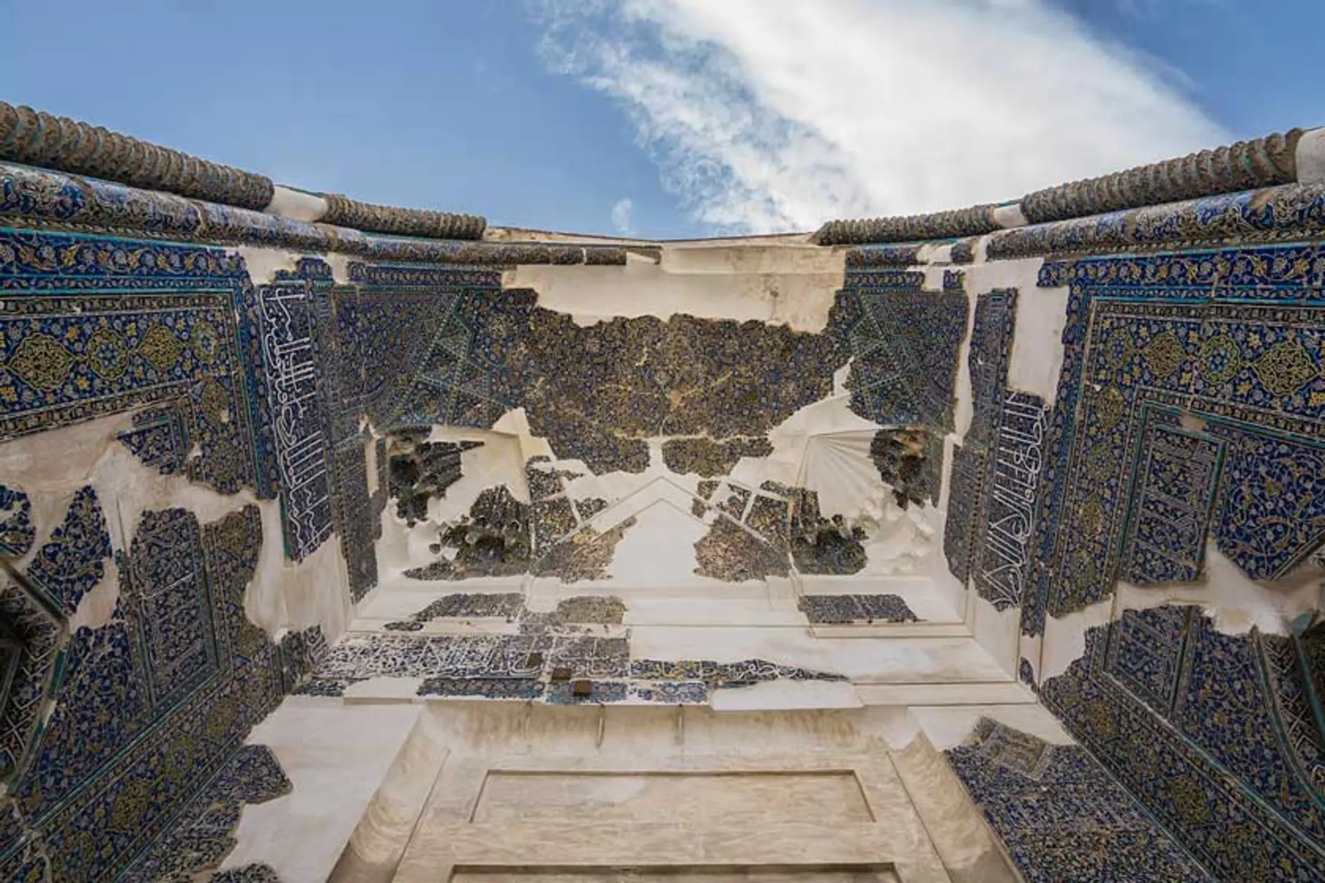 تزیینات ورودی مسجد کبود