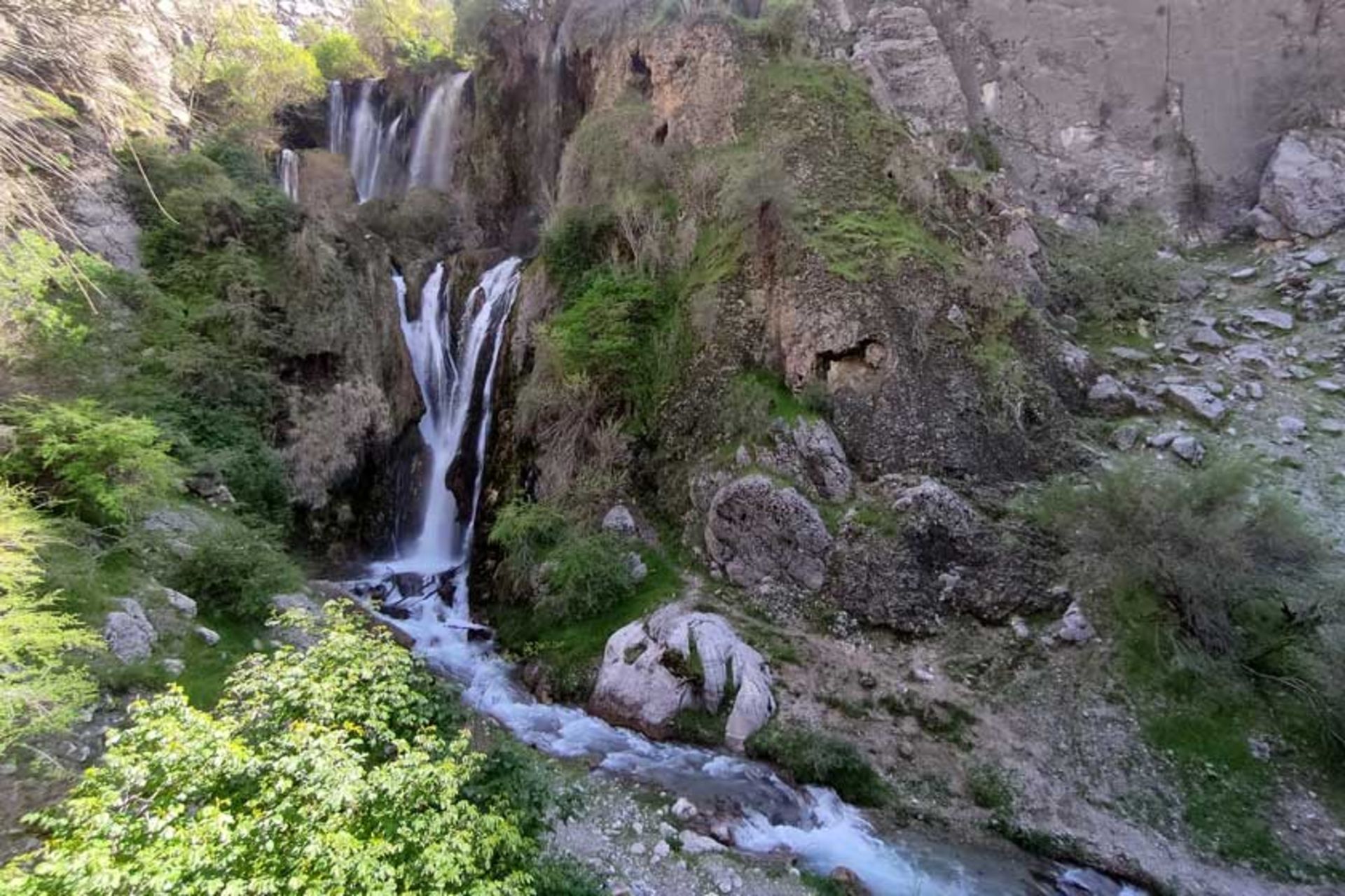 ریزش آب در آبشار شیوند