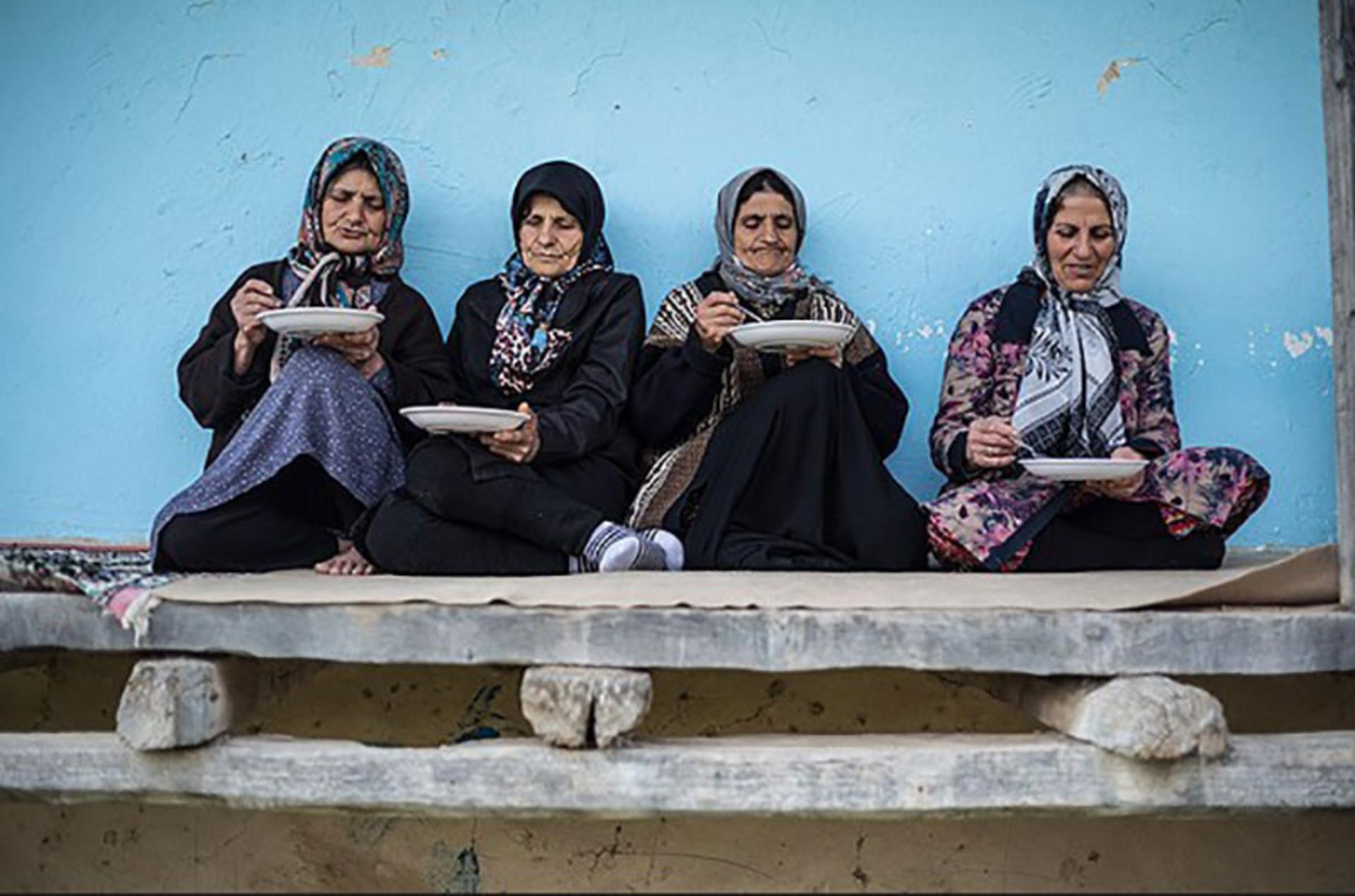 زنان مازندرانی در ایوان خانه 