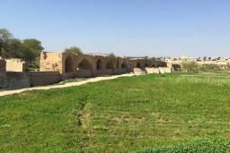 نمایی از پل شادروان از کنار
