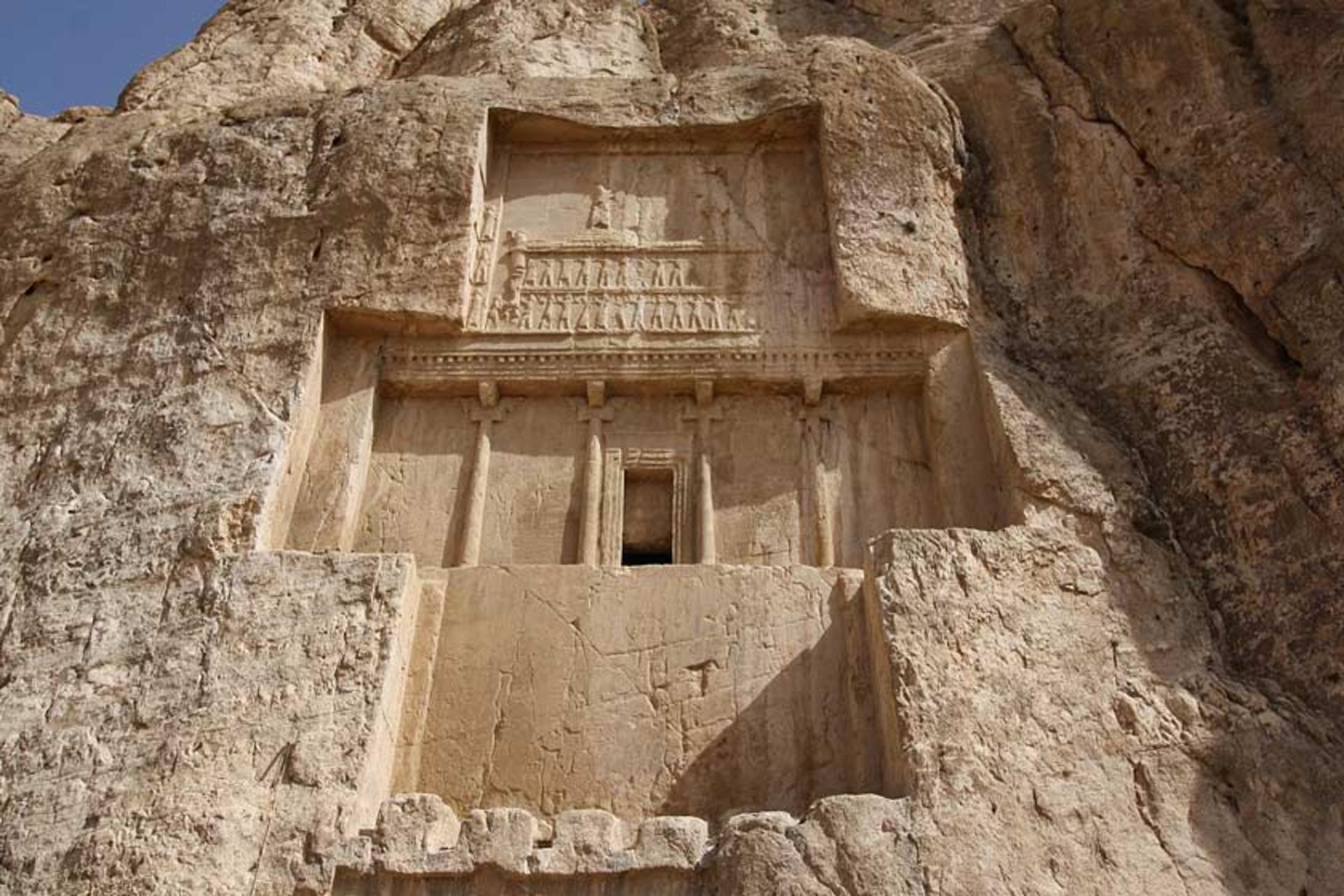 آرامگاه داریوش اول از نمای نزدیک