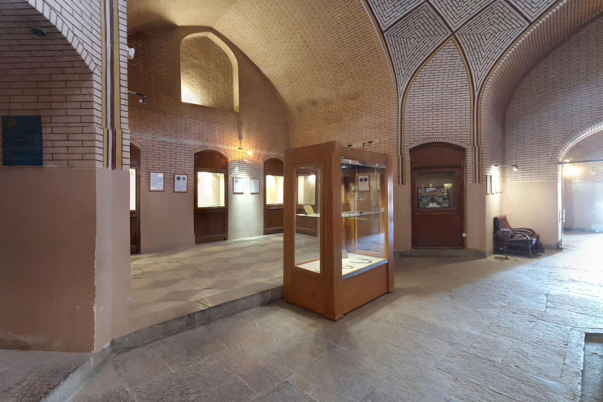ویترین‌های موزه سکه در ضرابخانه گنجعلی خان