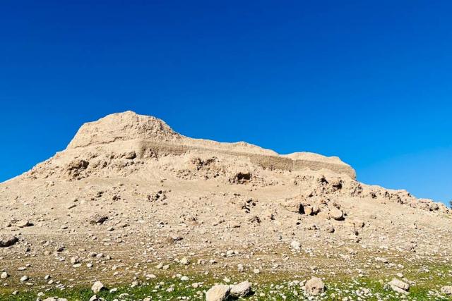 دورنمای بازمانده‌های آتشکده آذرفرنبغ کاریان