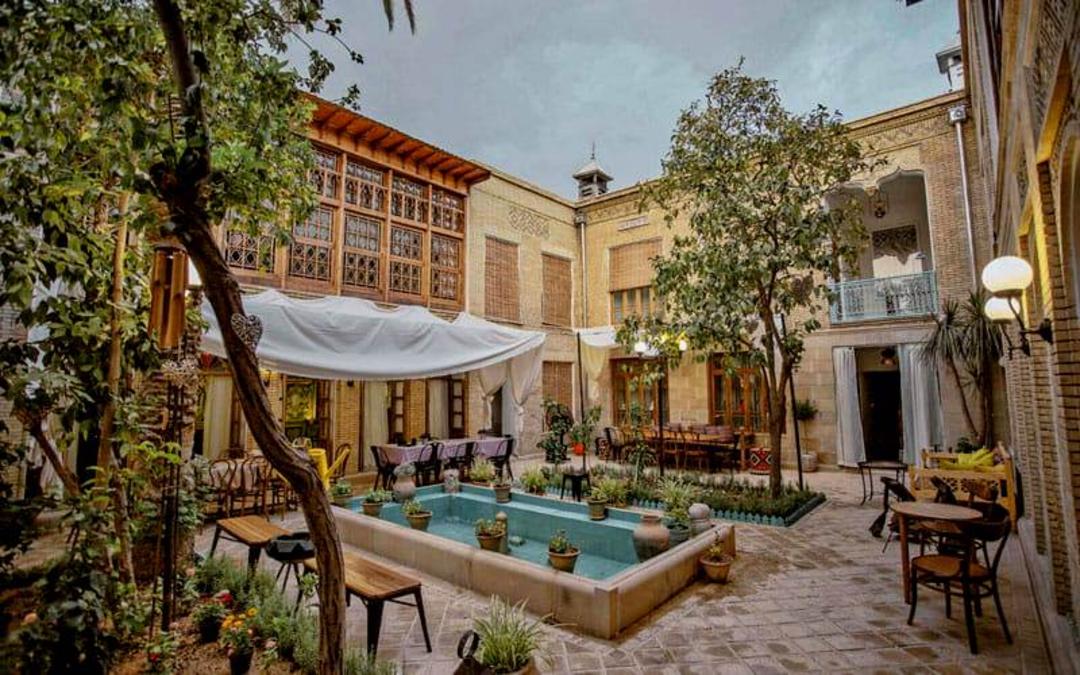حیاط هتل درب شازده