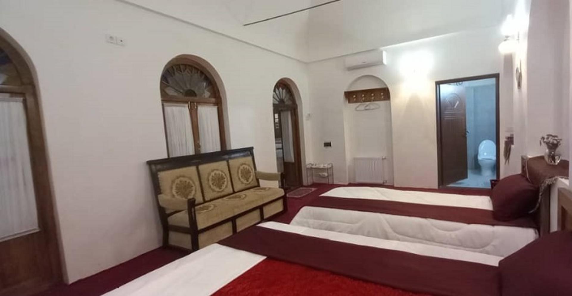 هتل سنتی کلیاس کرمان؛ اتاق سه دری