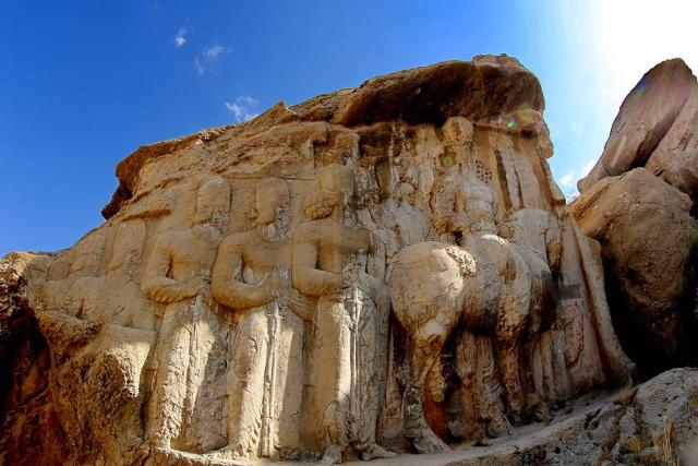 نمایی از نقش رجب با پشت‌زمینه آسمان
