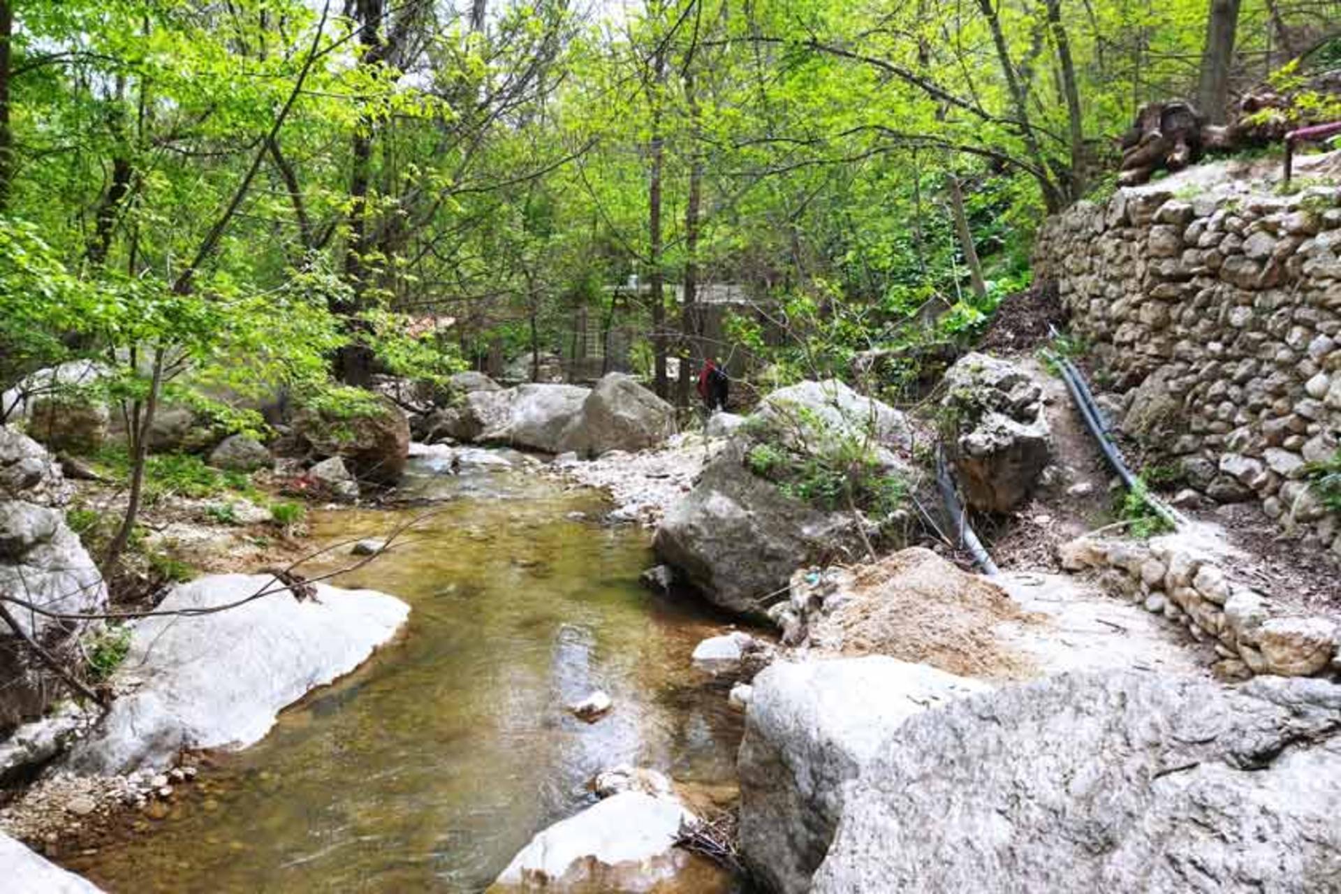 جریان آب آبشار اخلمد