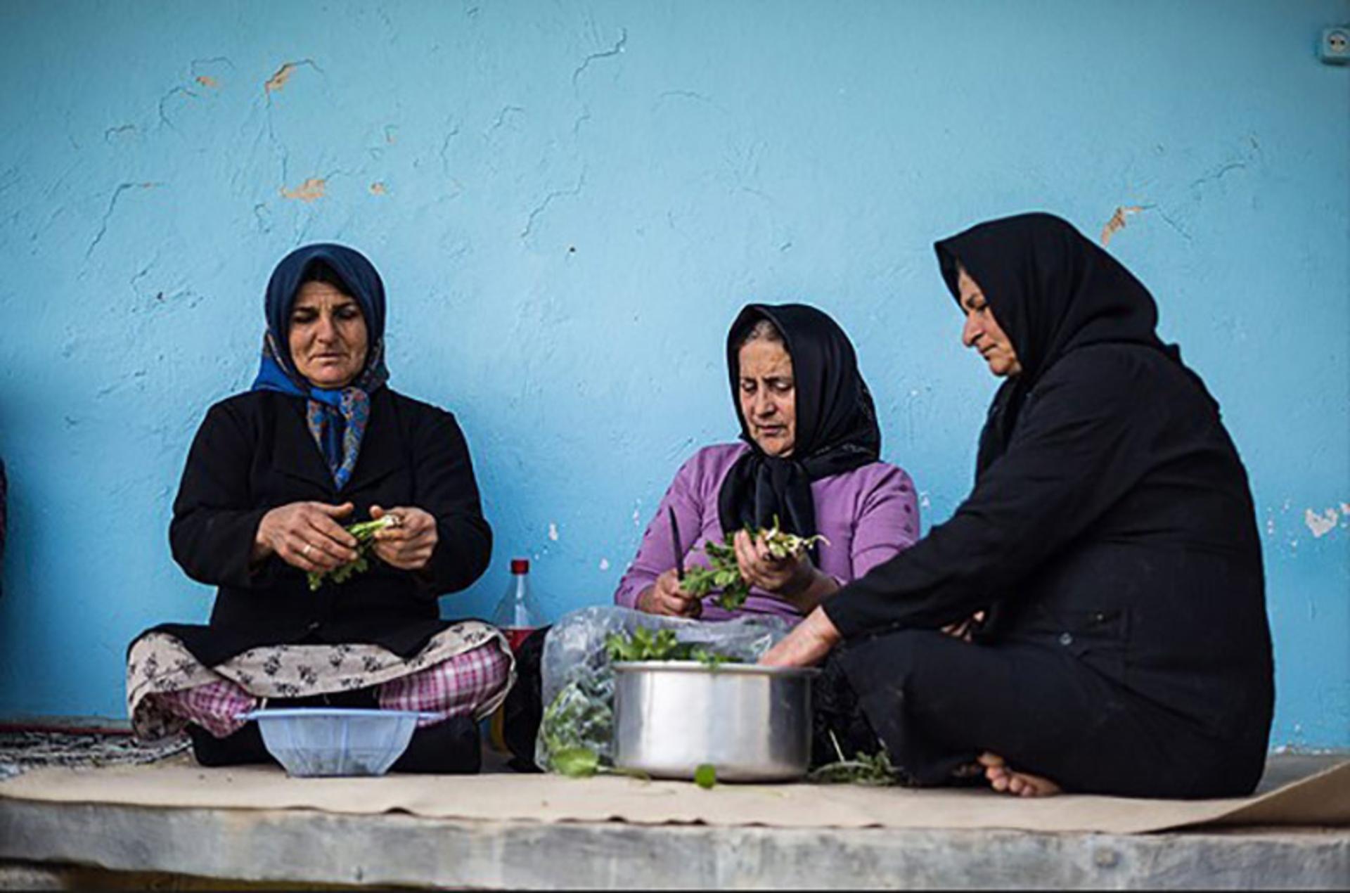 پاک کردن سبزی برای پخت آش 