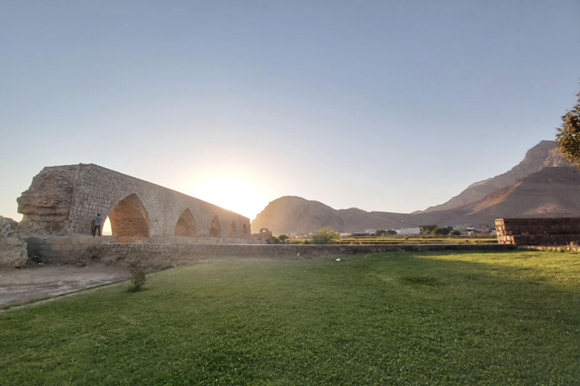 دورنمایی از پل شکسته خرم آباد