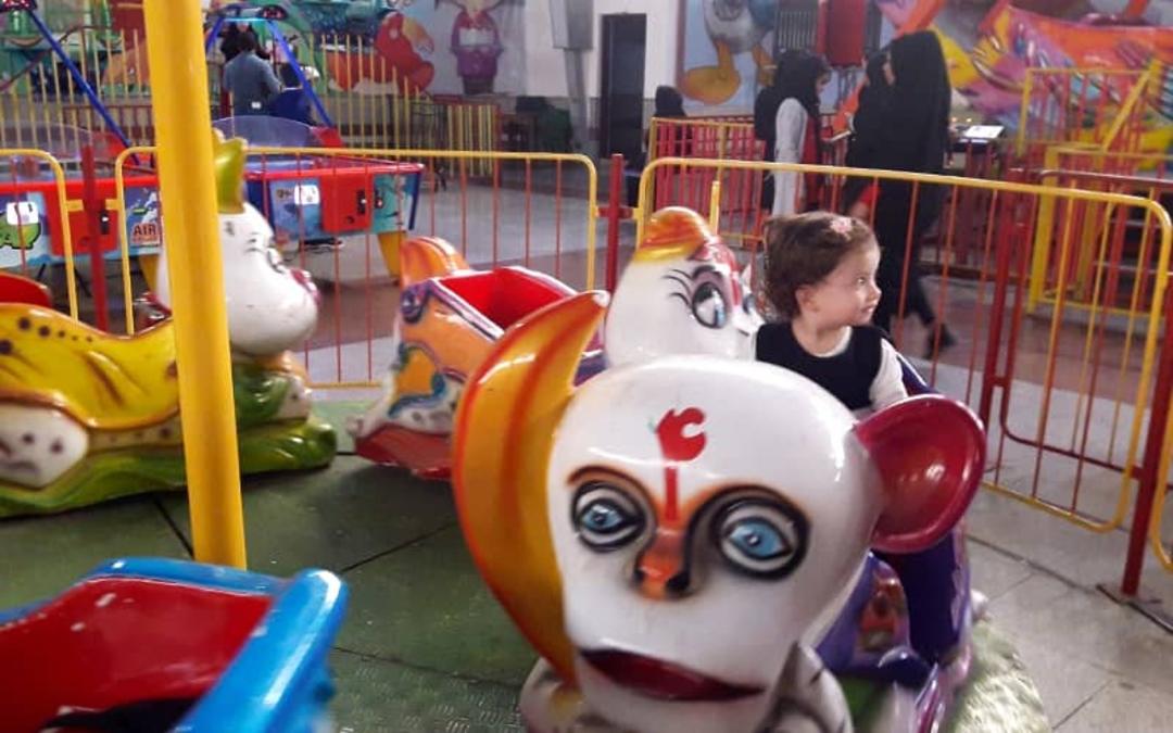 وسایل بازی کودکان در شهربازی سیمرغ اصفهان