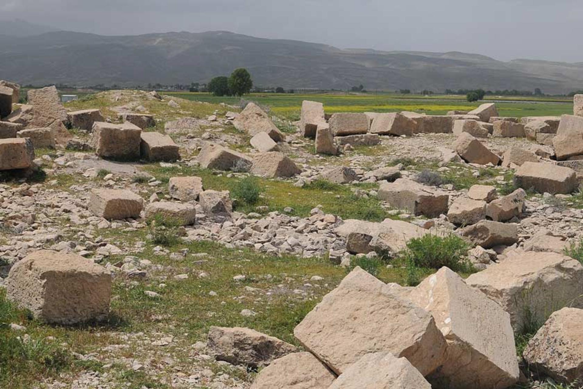 سنگ‌های شهر باستانی فیروزآباد
