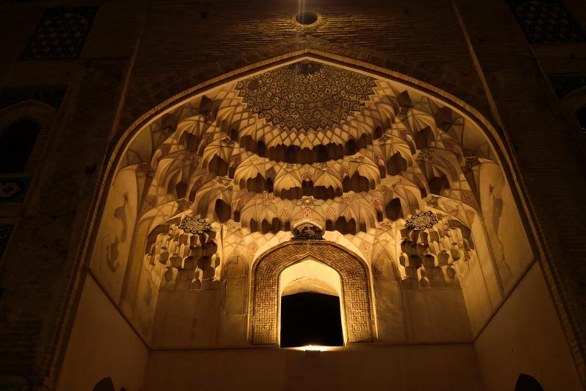 مدرسه و کاروانسرای گنجعلی ‌خان در شب