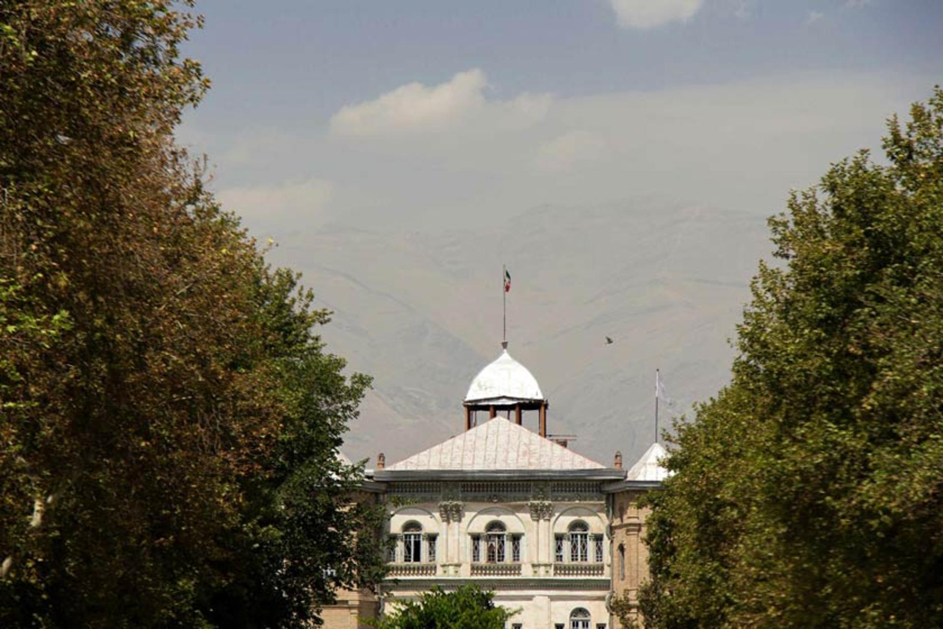چشم‌اندازی از کوه‌ها از میدان مشق