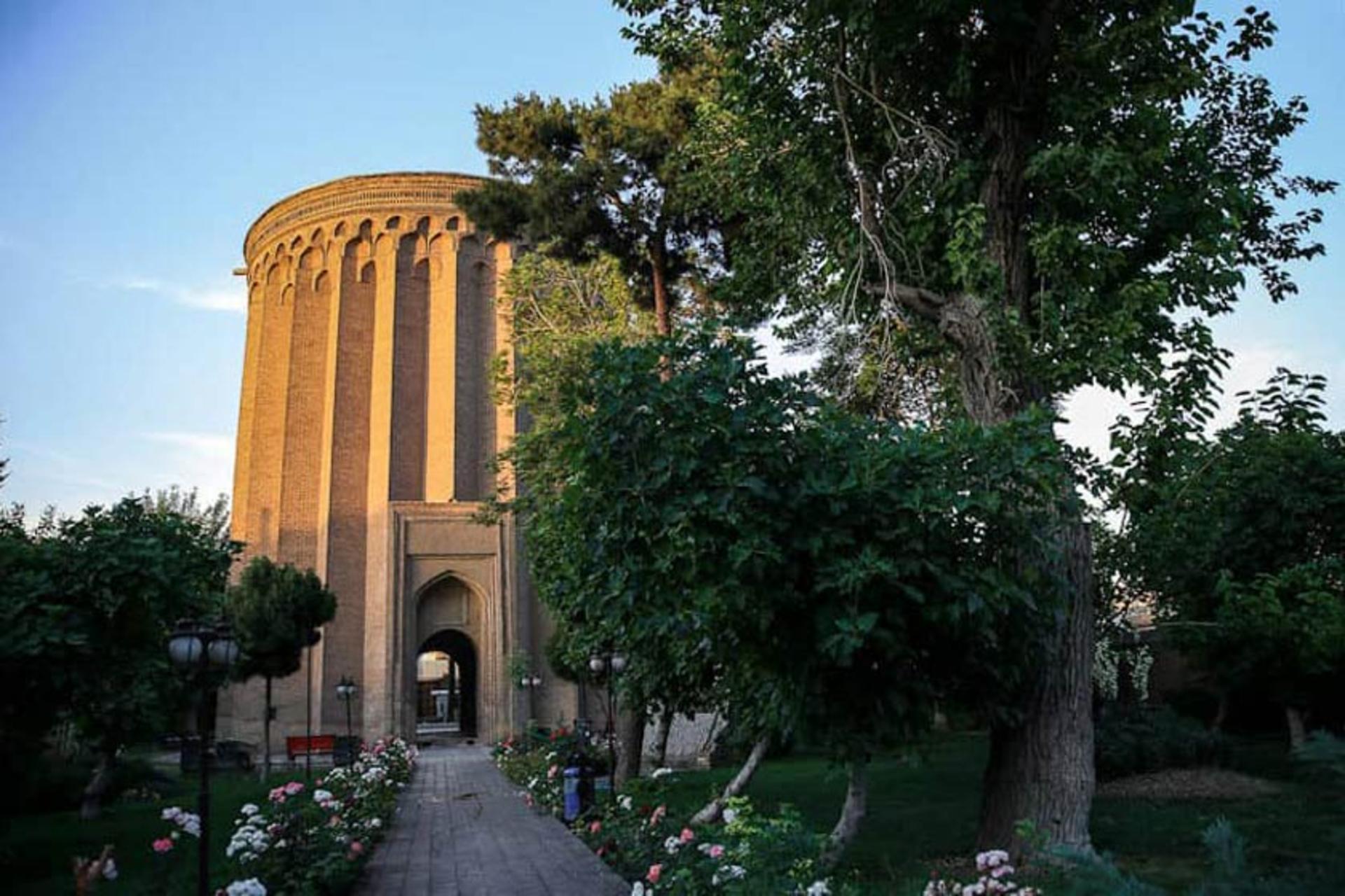 دورنمایی از بنای تاریخی برج طغرل ری