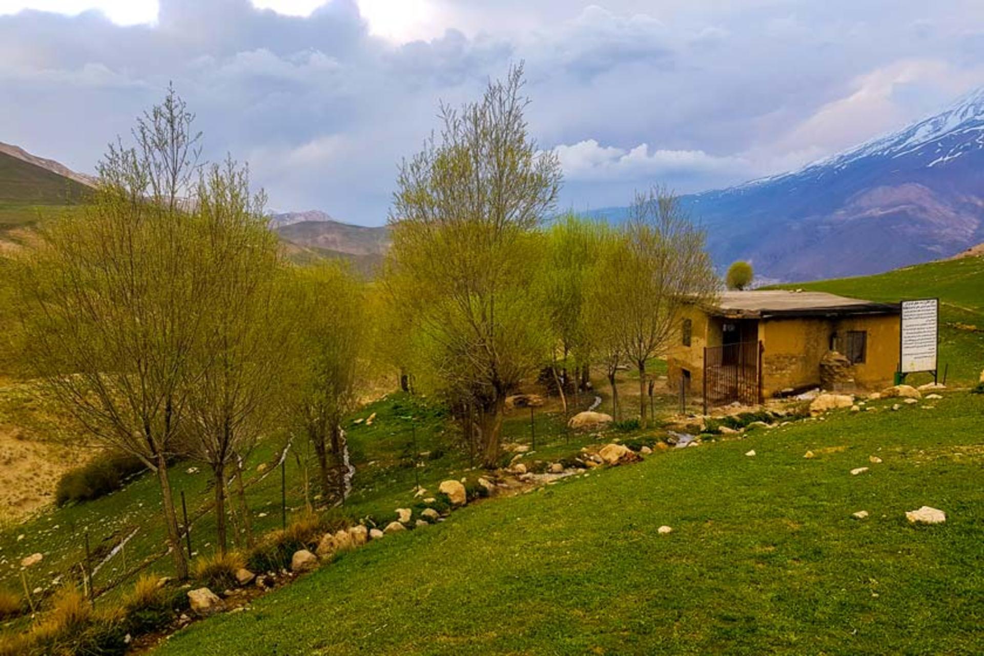 کلبه کاه‌گلی سرسبز دشت آزو