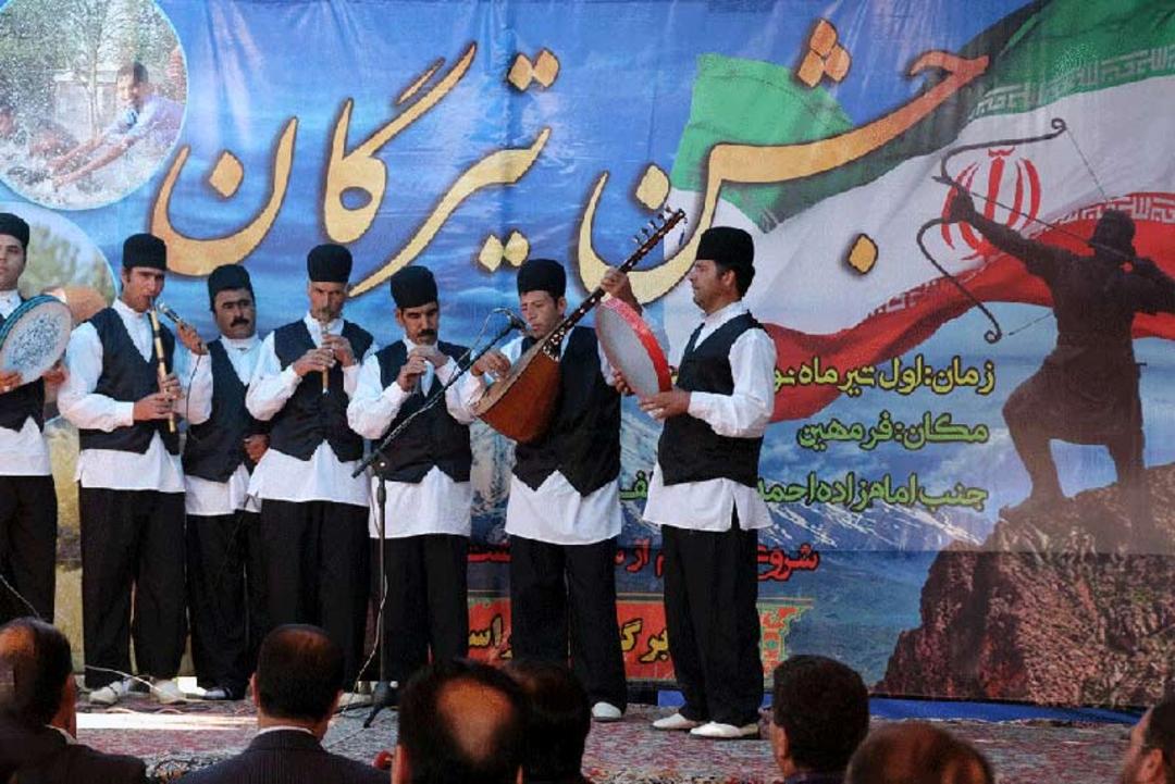 افراد با لباس سنتی در مراسم جشن تیرگان 