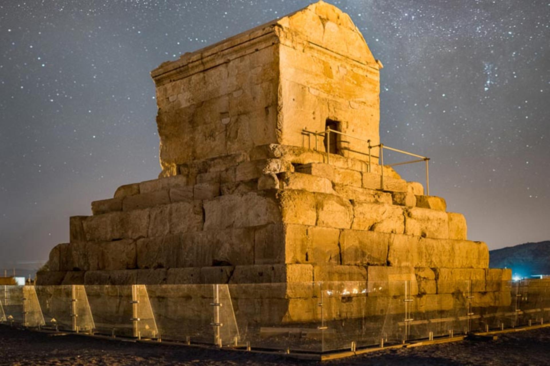 آرامگاه کوروش بزرگ همراه با ستارگان