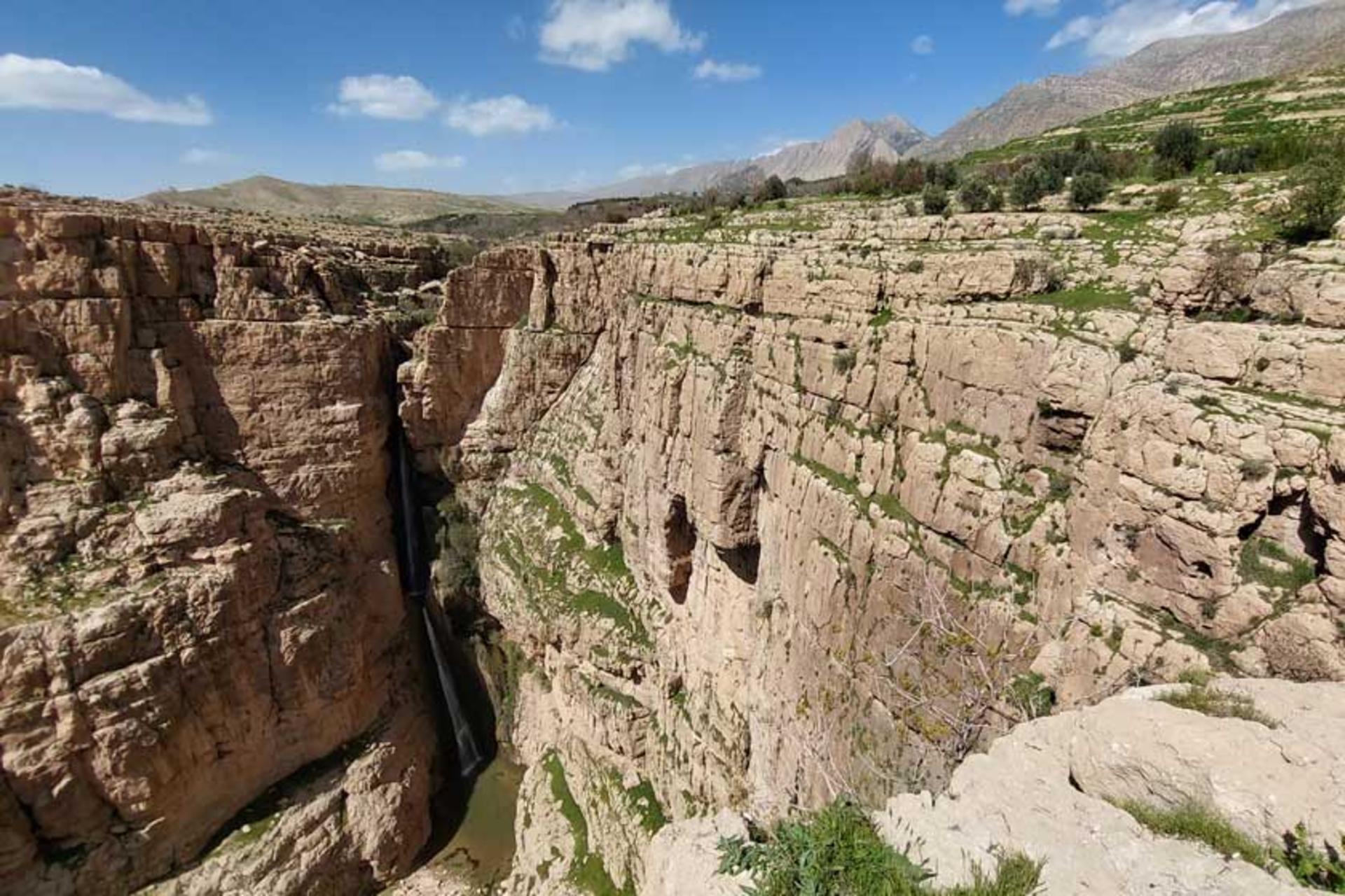 ریزش آب در آبشار پیران
