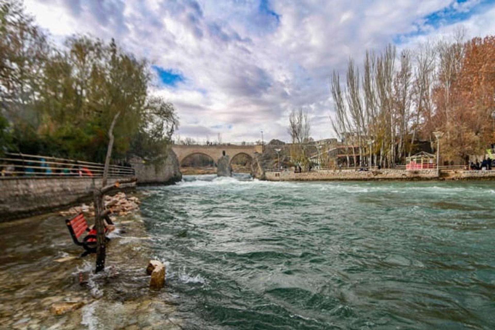 پل زمان خان سامان و جریان آب زاینده‌رود