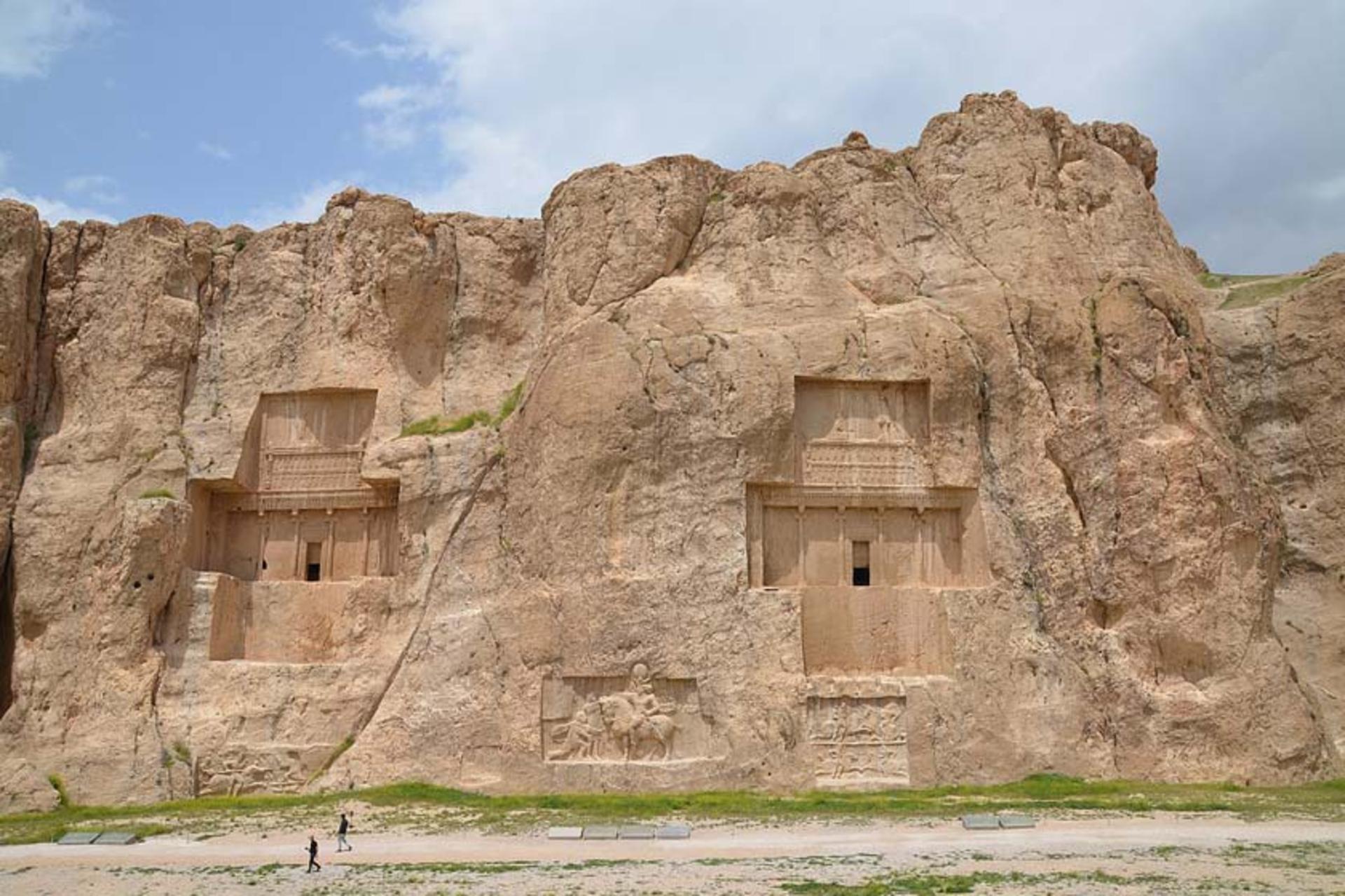 نمای روبروی آرامگاه داریوش اول