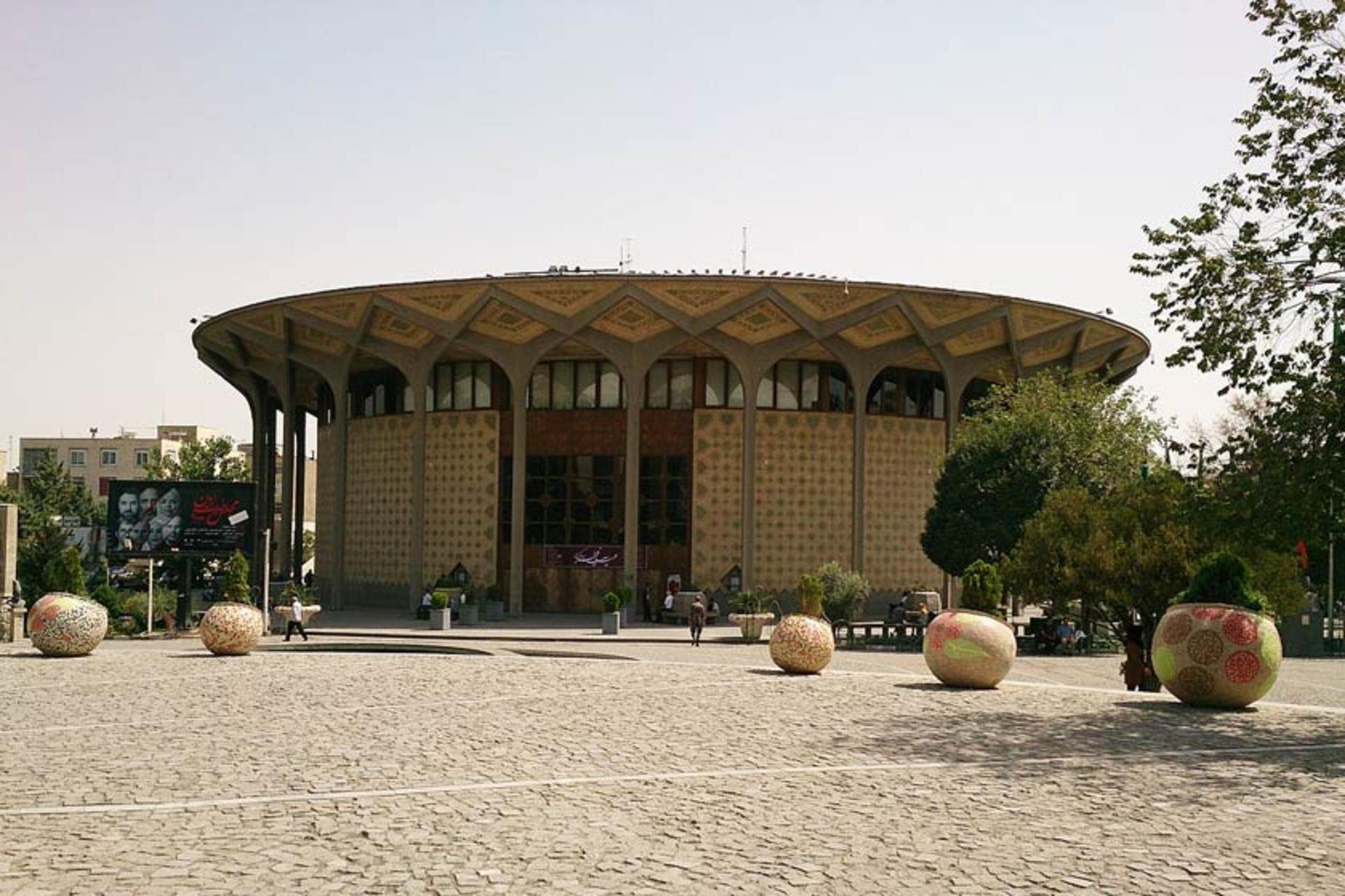 نمای بیرونی تئاتر شهر