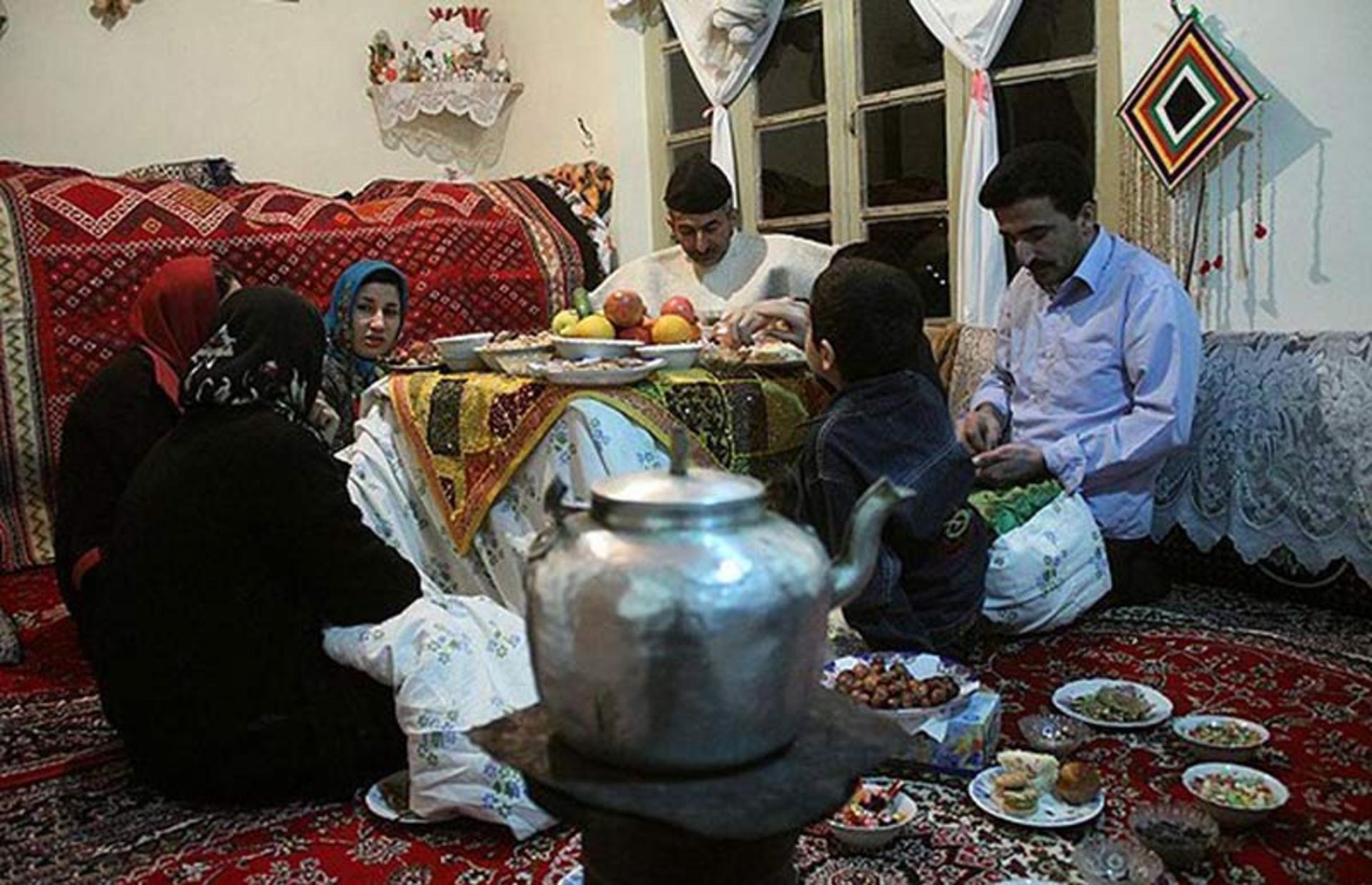 خانواده مازندرانی دور کرسی شب یلدا 