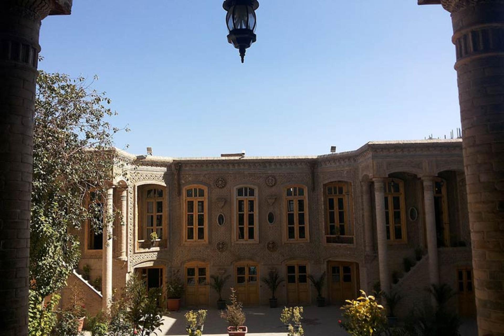بنای دو طبقه خانه داروغه