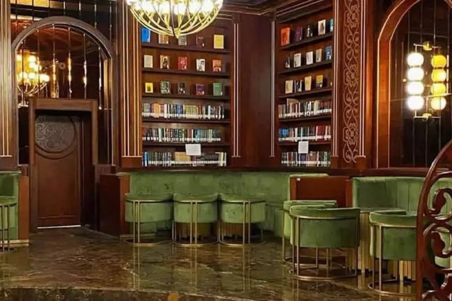 مبل‌های راحت برای مطالعه در کتابخانه ایران مال