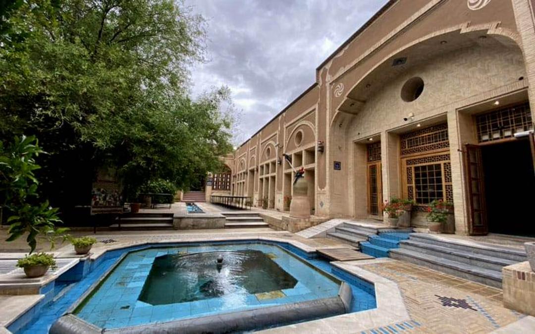 حیاط بزرگ هتل  مشیرالممالک
