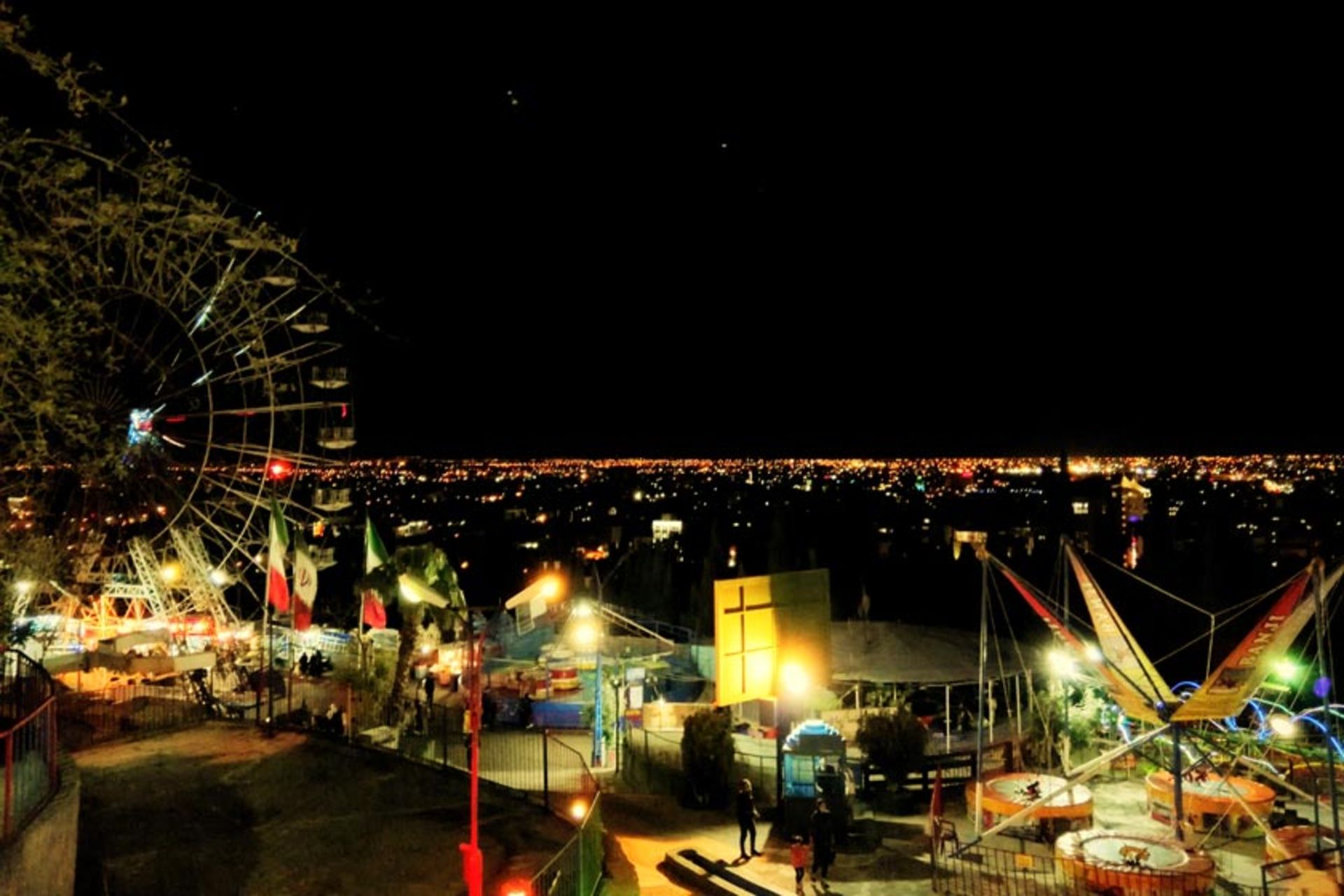 لونا پارک شیراز در شب