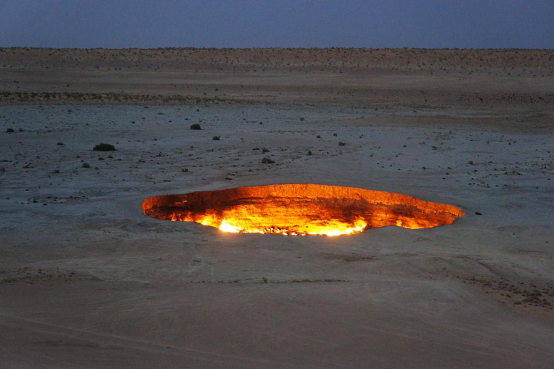 دروازه جهنم ترکمنستان هنگام تاریکی هوا