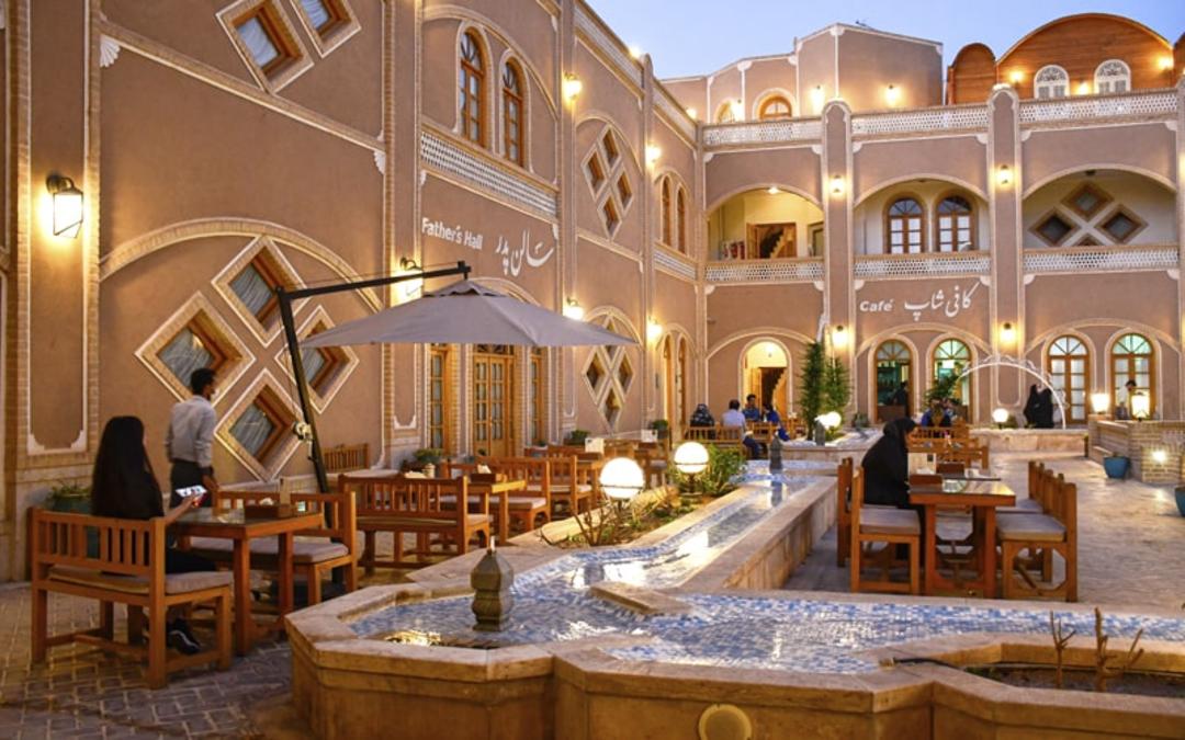 حیاط هتل داد