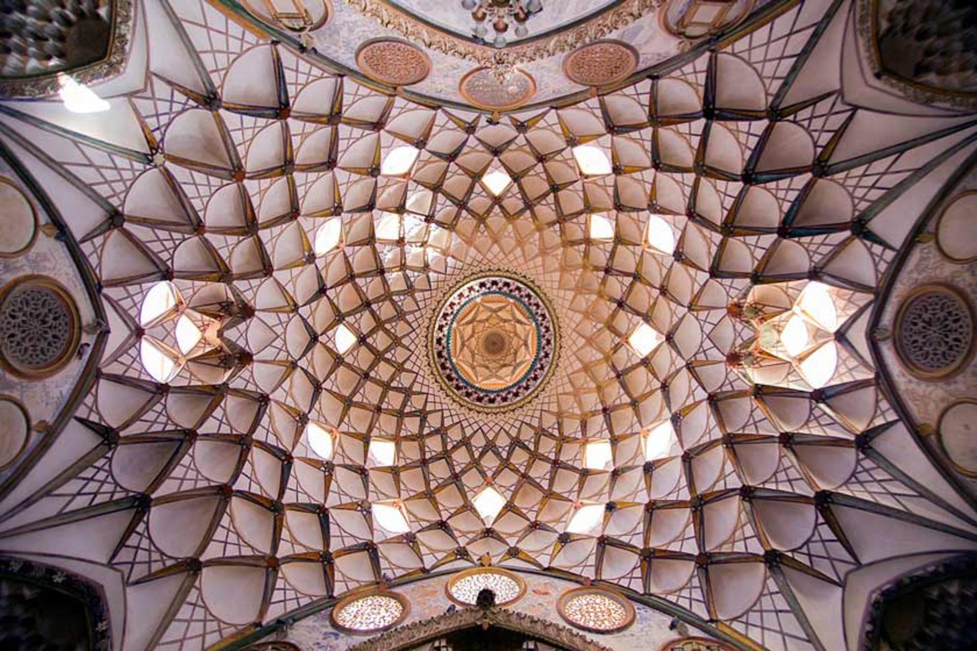 معماری تماشایی خانه تاریخی بروجردی‌ ها