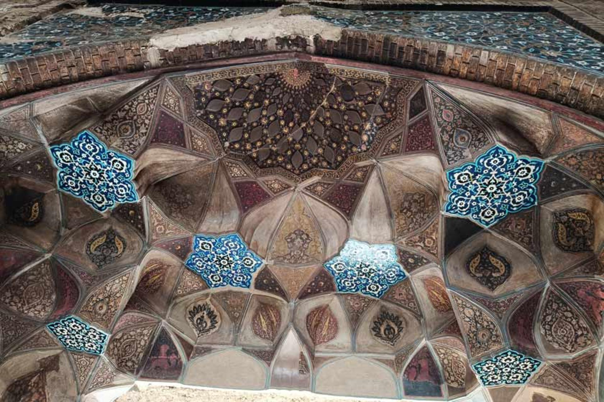 تزیینات معماری در مدرسه و کاروانسرای گنجعلی ‌خان