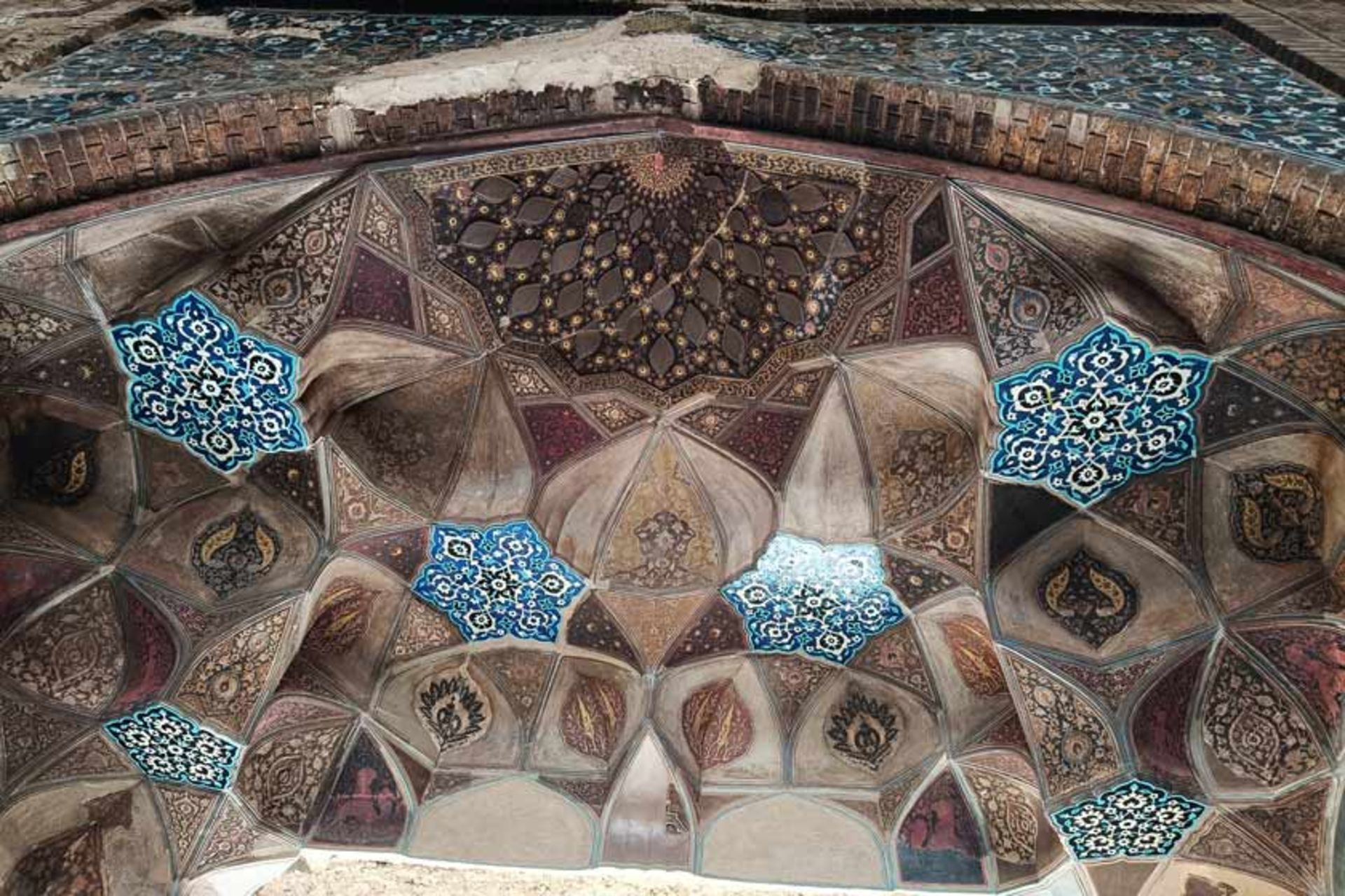 تزیینات معماری در مدرسه و کاروانسرای گنجعلی ‌خان