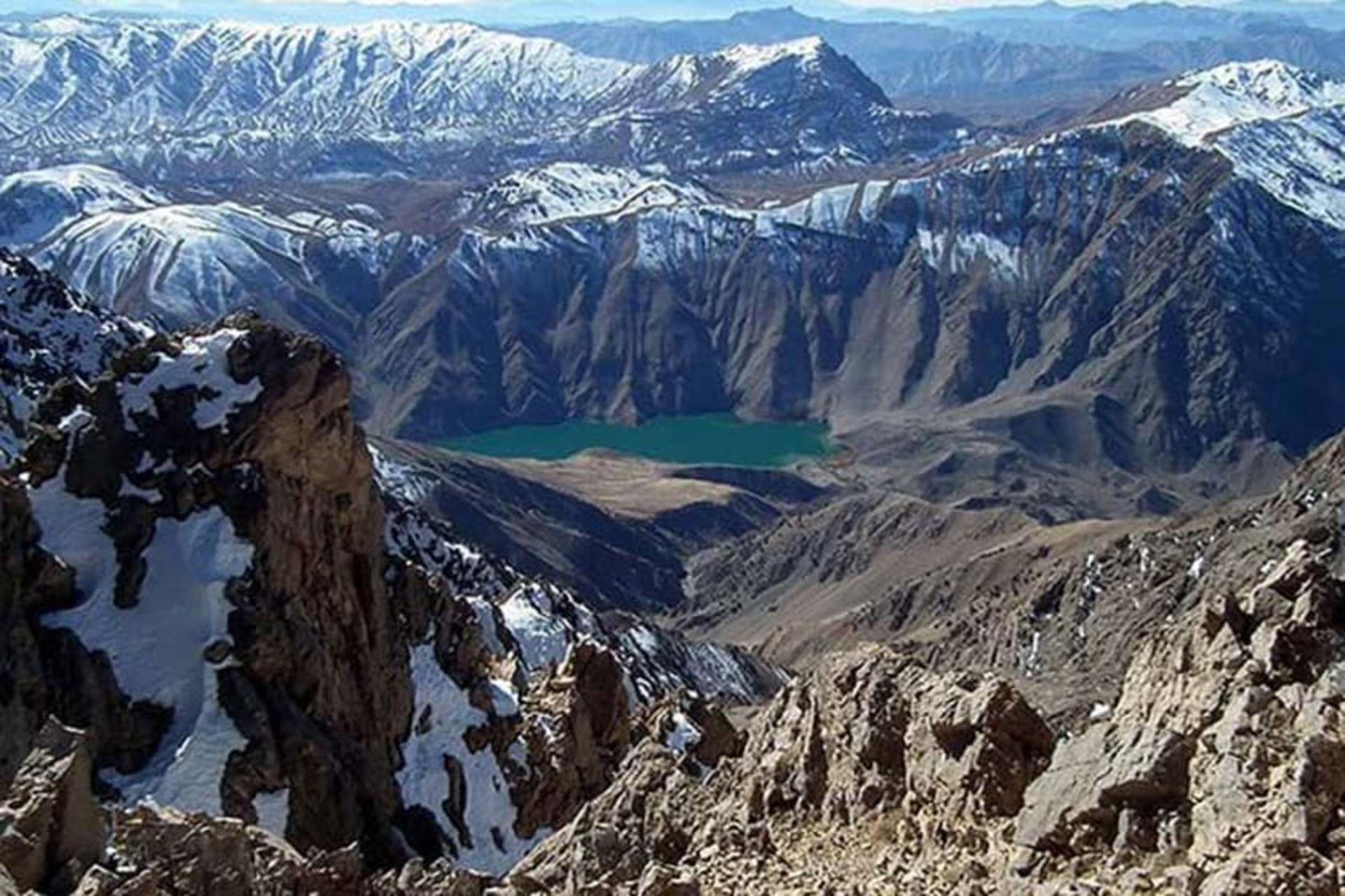 دریاچه گهر در میان کوه‌ها
