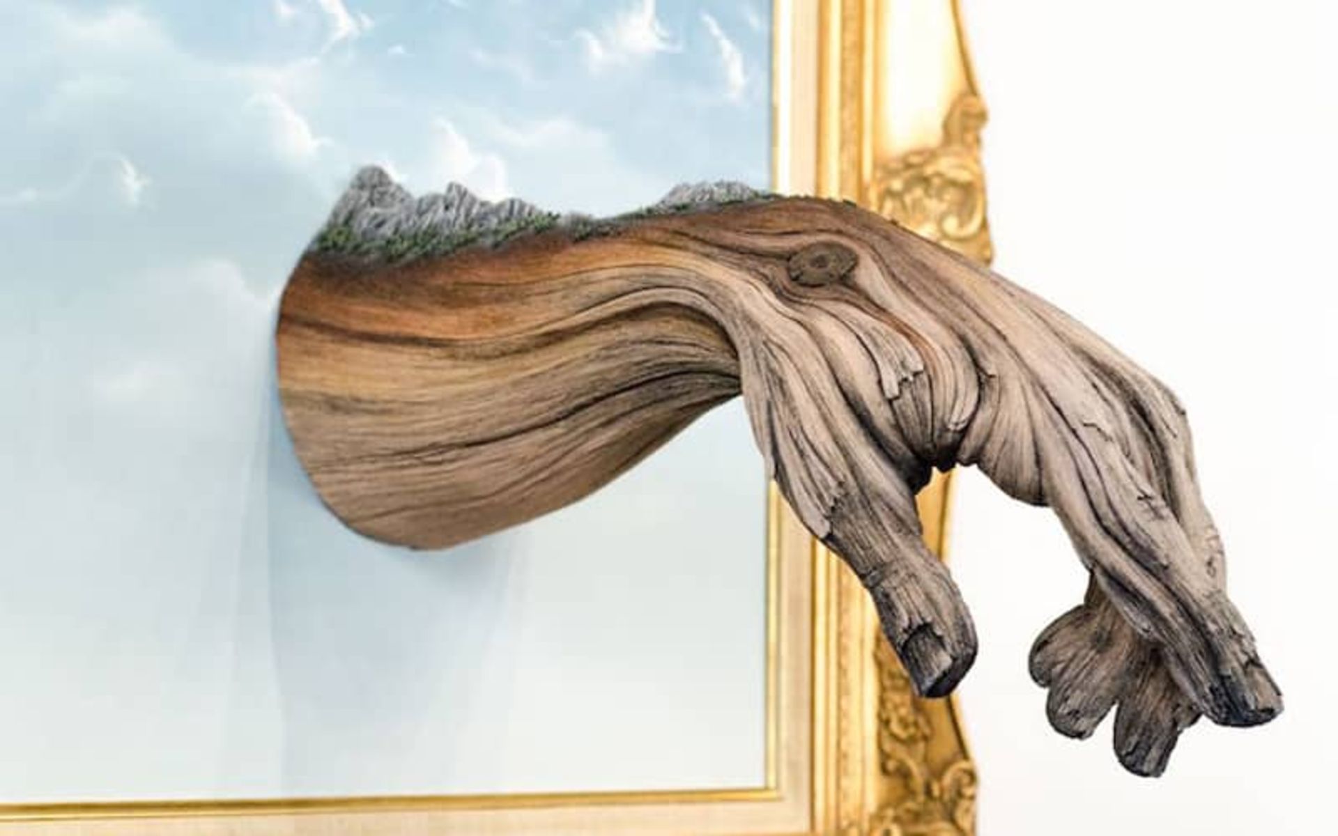 دستی چوبی روی یک تابلو