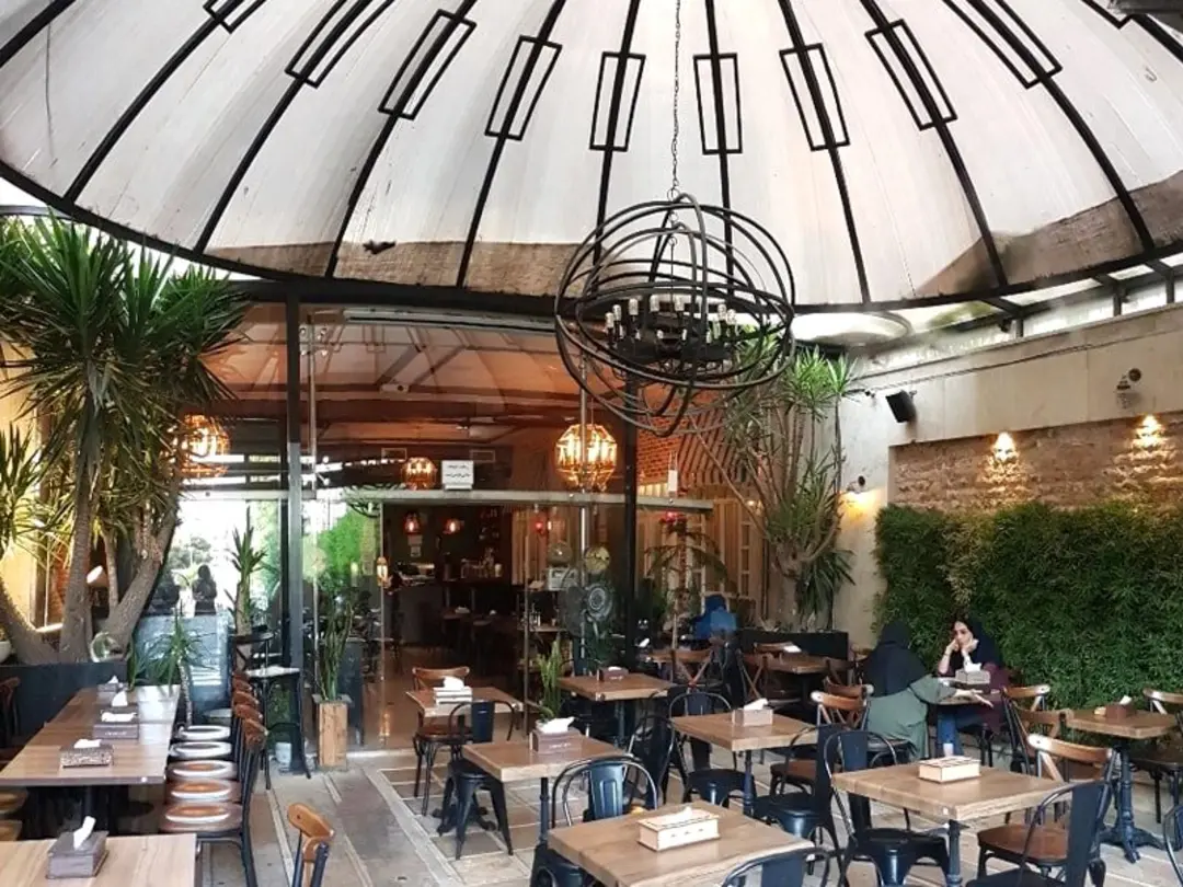 فضای روباز رستوران ژوان