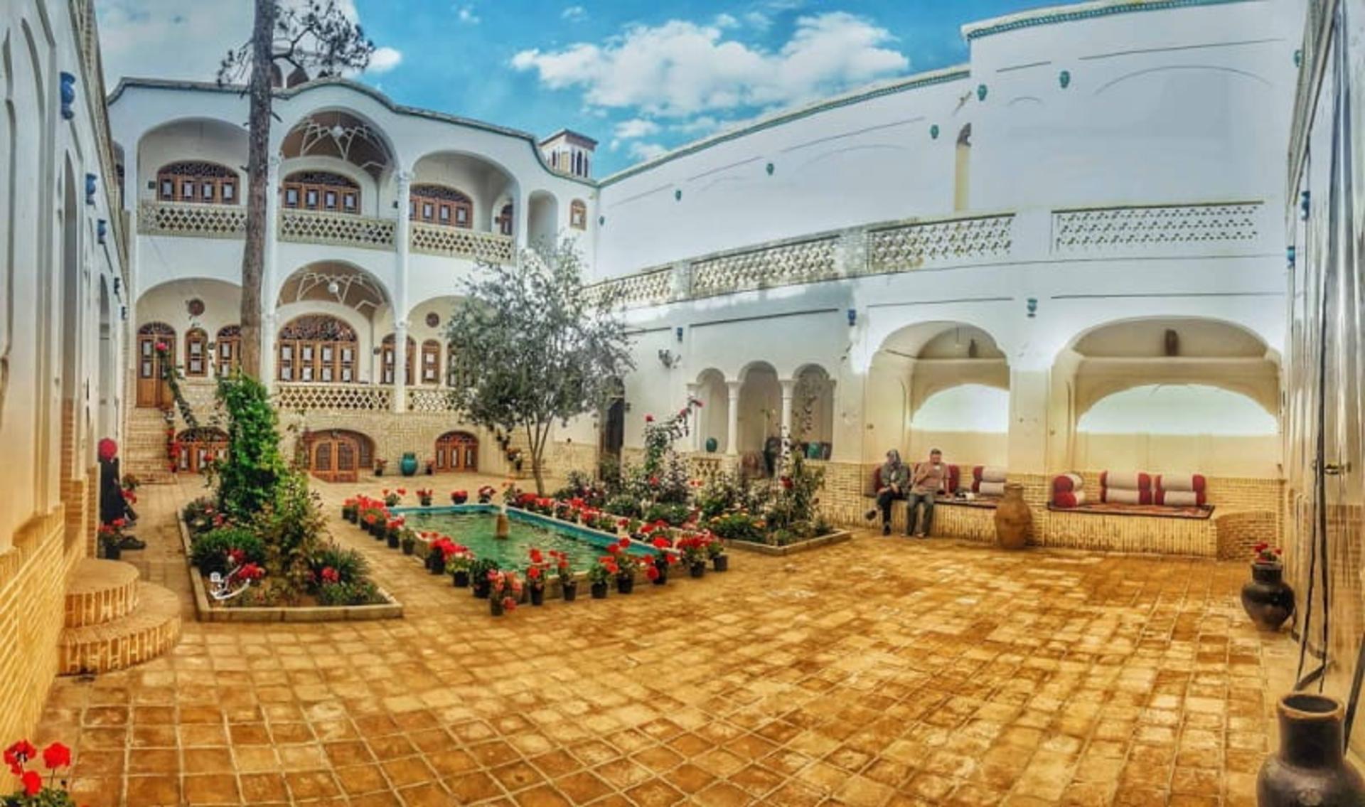 محوطه اقامتگاه سنتی اطلسی