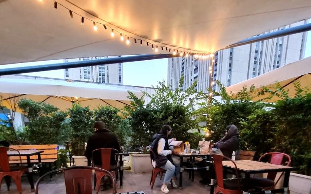 محوطه روباز رستوران بیسترو بابیلون