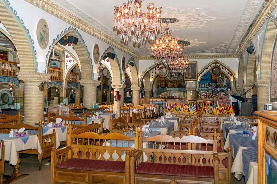 فضای داخلی رستوران سنتی عالی قاپو