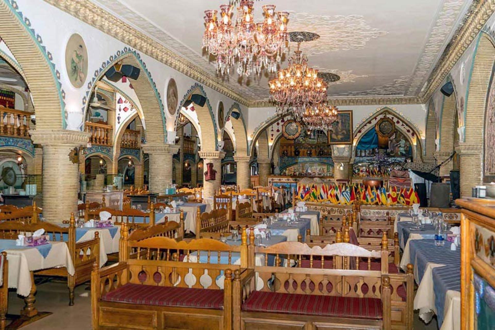 فضای داخلی رستوران سنتی عالی قاپو