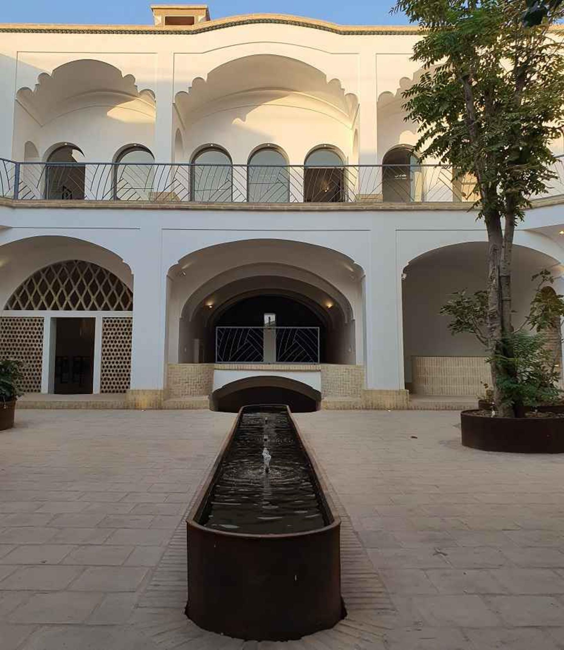 حیاط خانه لوسی کاشان
